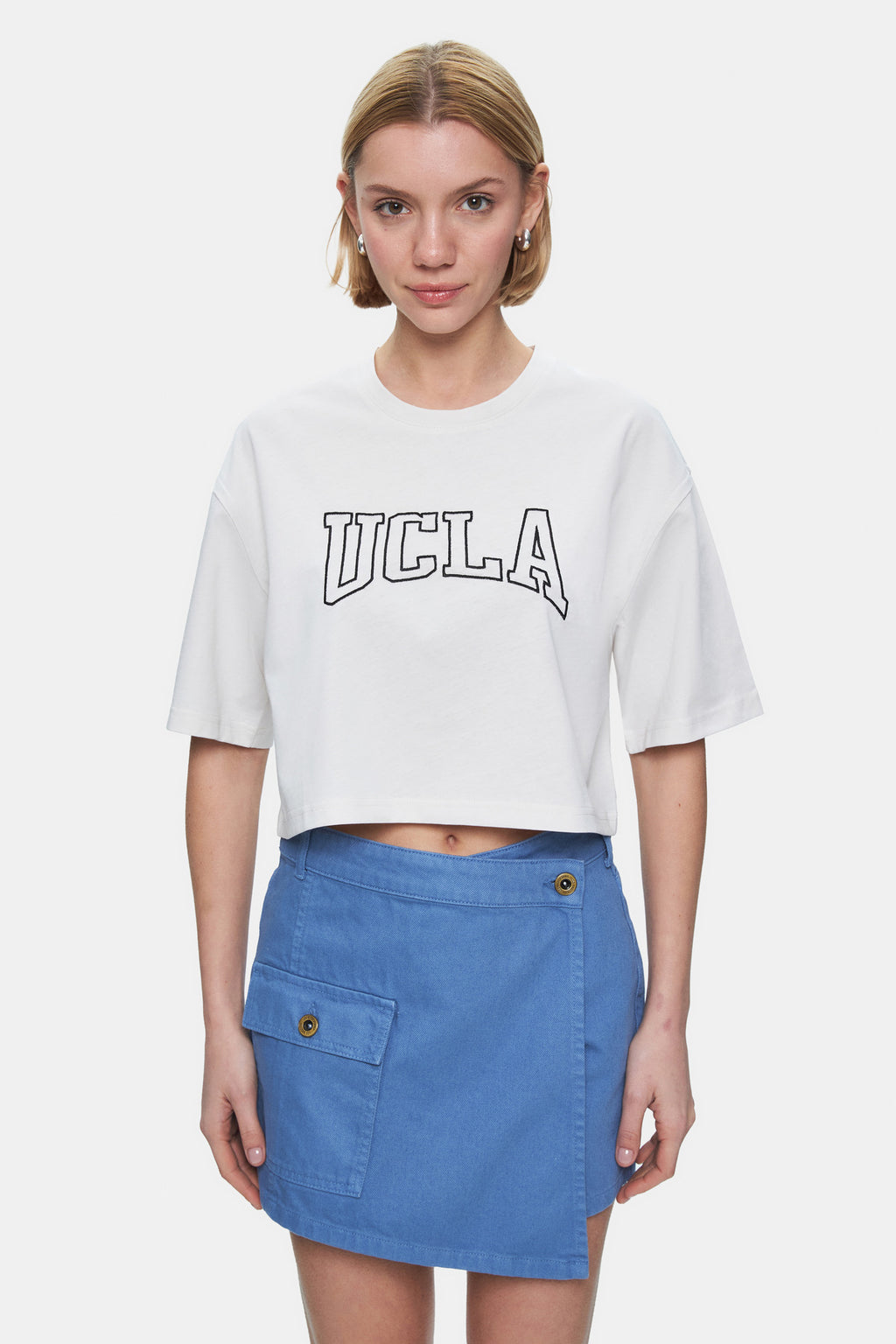 UCLA Pantaloni scurti cu snur si banda elastica in talie, buzunare laterale si imprimeu cu logo discret, MEDIUM WASH, LINDA