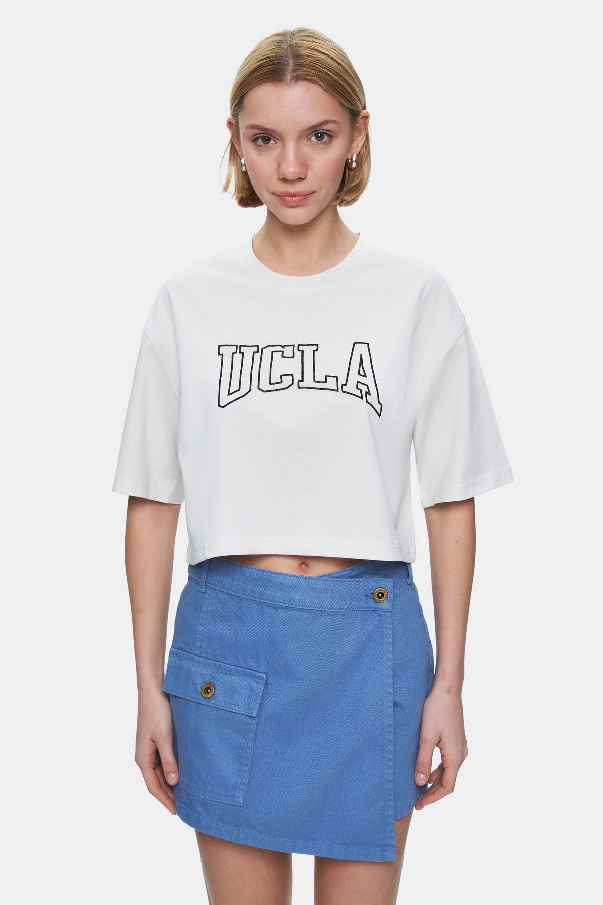 UCLA Pantaloni scurti cu snur si banda elastica in talie, buzunare laterale si imprimeu cu logo discret, MEDIUM WASH, LINDA