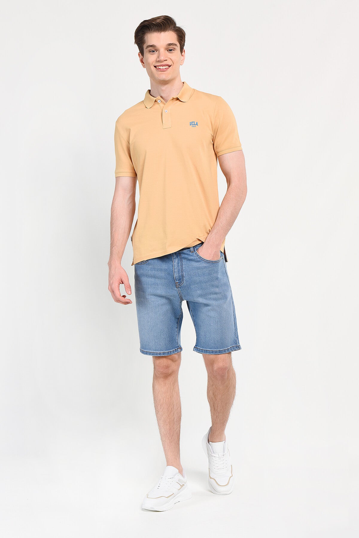 UCLA Tricou cu guler si nasturi, regular fit, logo brodat discret, PARCHMENT, LAKES