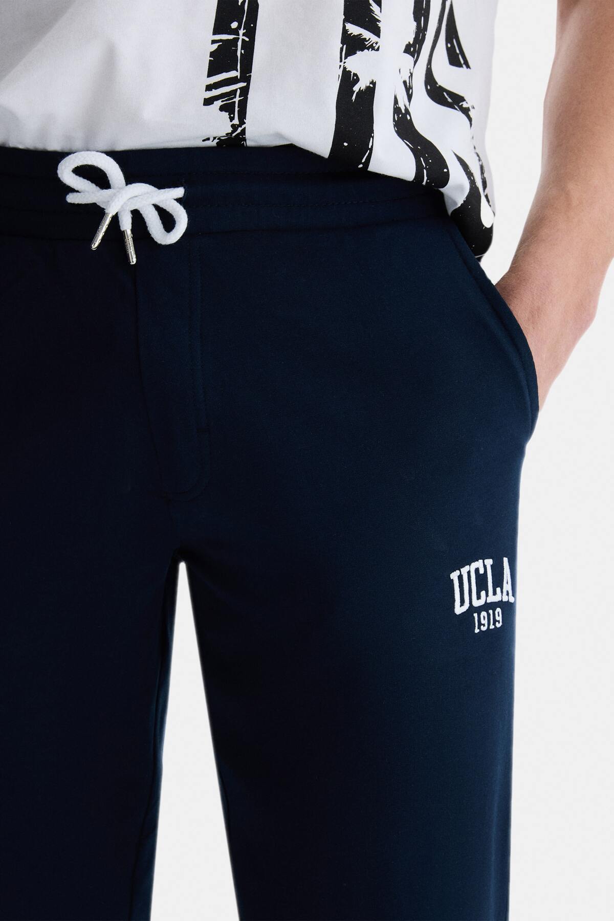 UCLA Pantaloni de trening cu elastic si snur in talie, fara manseta si logo discret, Bleumarin, CONNOR
