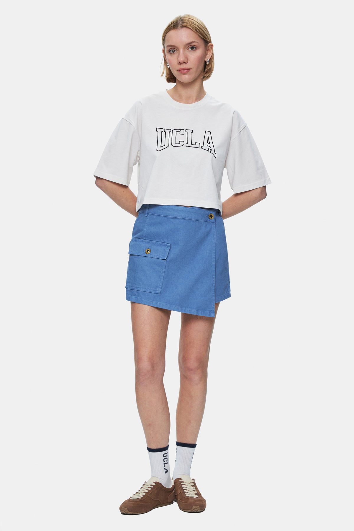 UCLA Pantaloni scurti cu snur si banda elastica in talie, buzunare laterale si imprimeu cu logo discret, MEDIUM WASH, LINDA