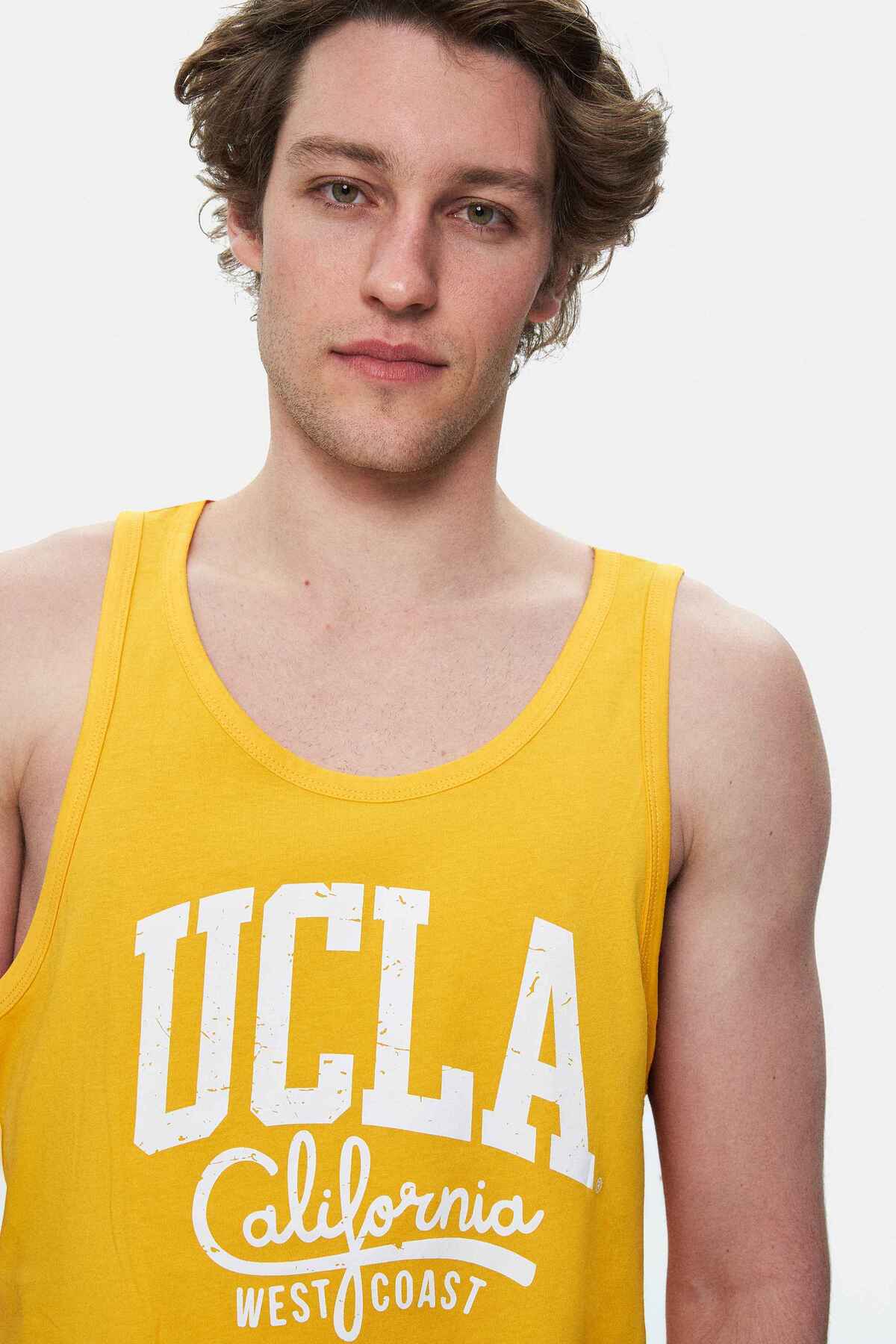 UCLA Tricou cu decolteu la baza gatului, imprimeu cu logo, regular fit, Galben, PEBBLE