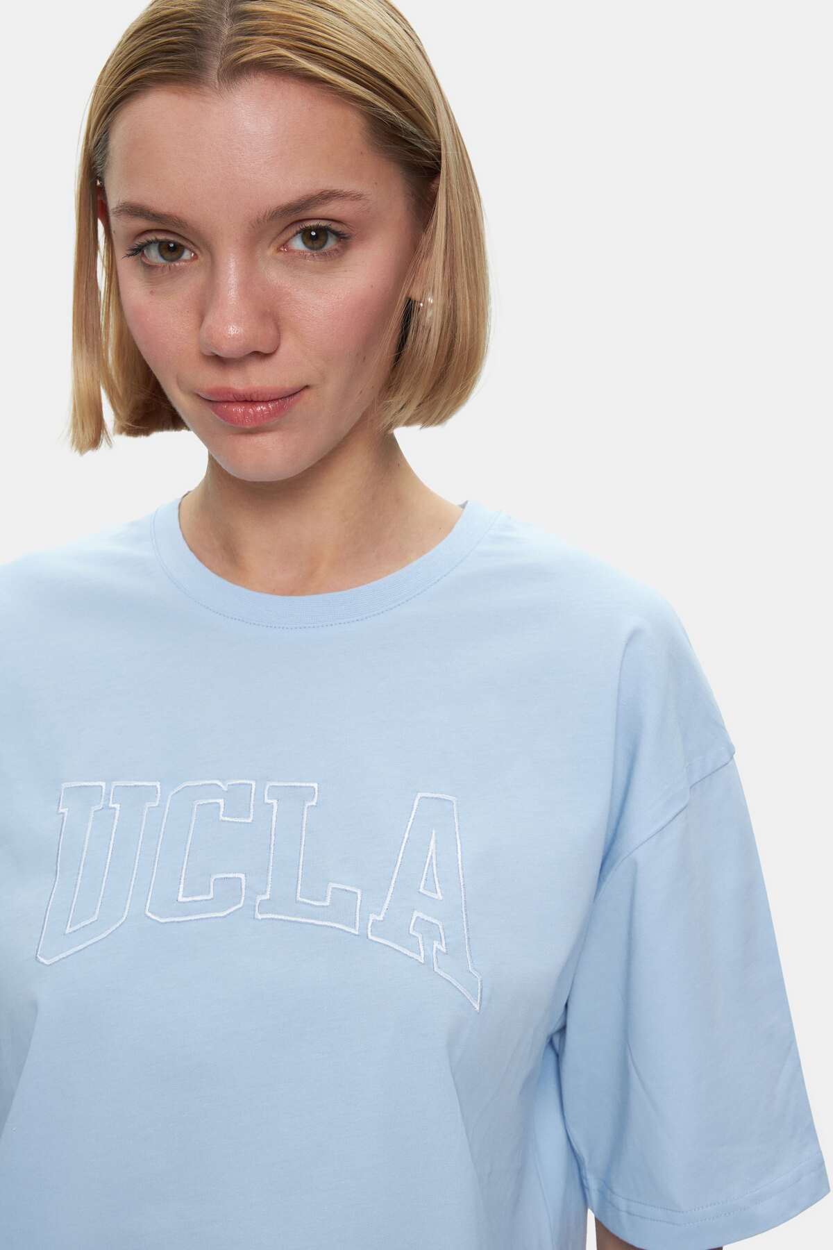 UCLA Tricou cu decolteu la baza gatului, imprimeu cu logo, regular fit, SKYWAY, HELENA