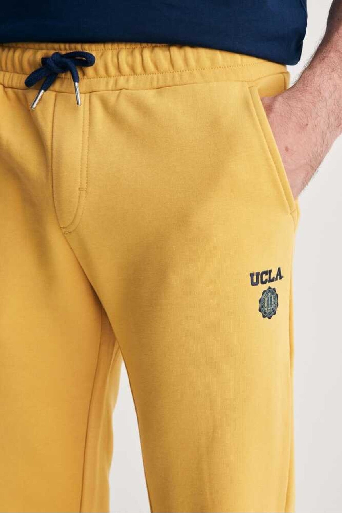 UCLA Pantaloni de trening cu elastic si snur in talie, manseta elastica si logo discret, Galben, LUSKIN