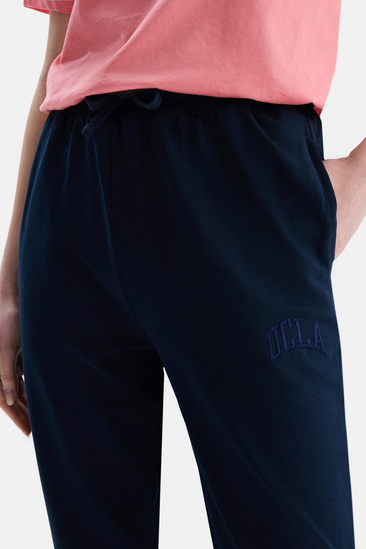 UCLA Pantaloni de trening cu elastic si snur in talie, manseta elastica si logo discret, Bleumarin, JEZEBEL