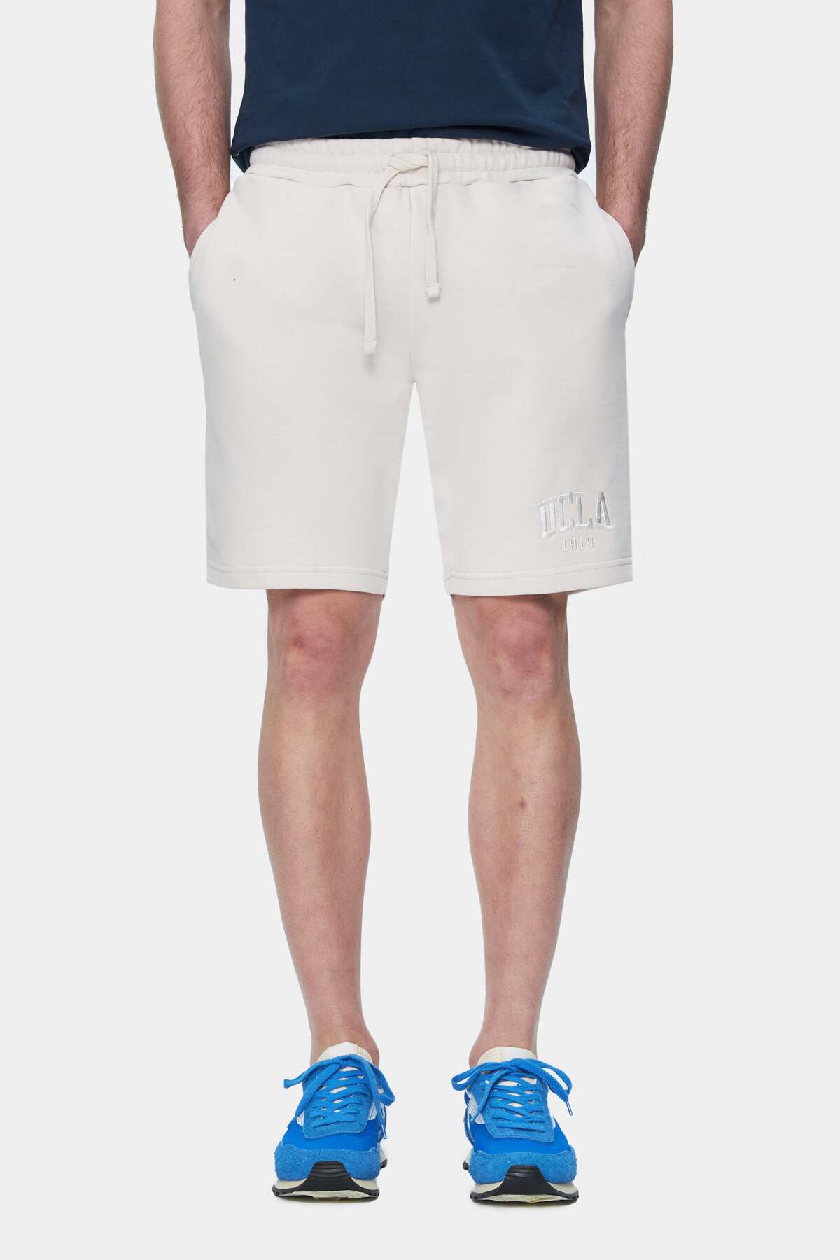 UCLA Pantaloni scurti cu snur si banda elastica in talie, buzunare laterale si imprimeu cu logo discret, Alb, JARVIS