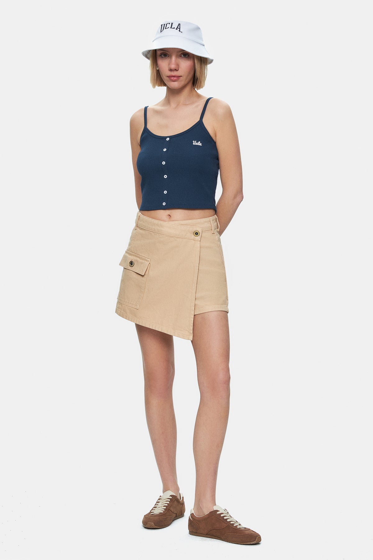 UCLA Pantaloni scurti cu snur si banda elastica in talie, buzunare laterale si imprimeu cu logo discret, Maro, LINDA