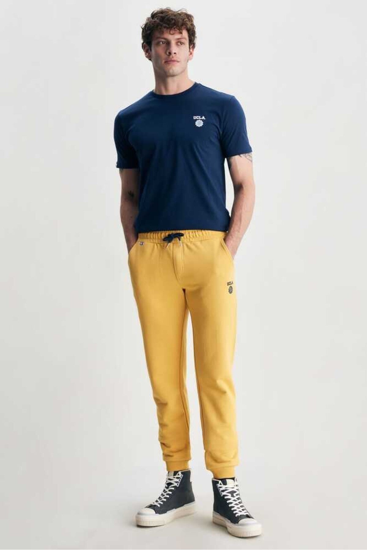 UCLA Pantaloni de trening cu elastic si snur in talie, manseta elastica si logo discret, Galben, LUSKIN