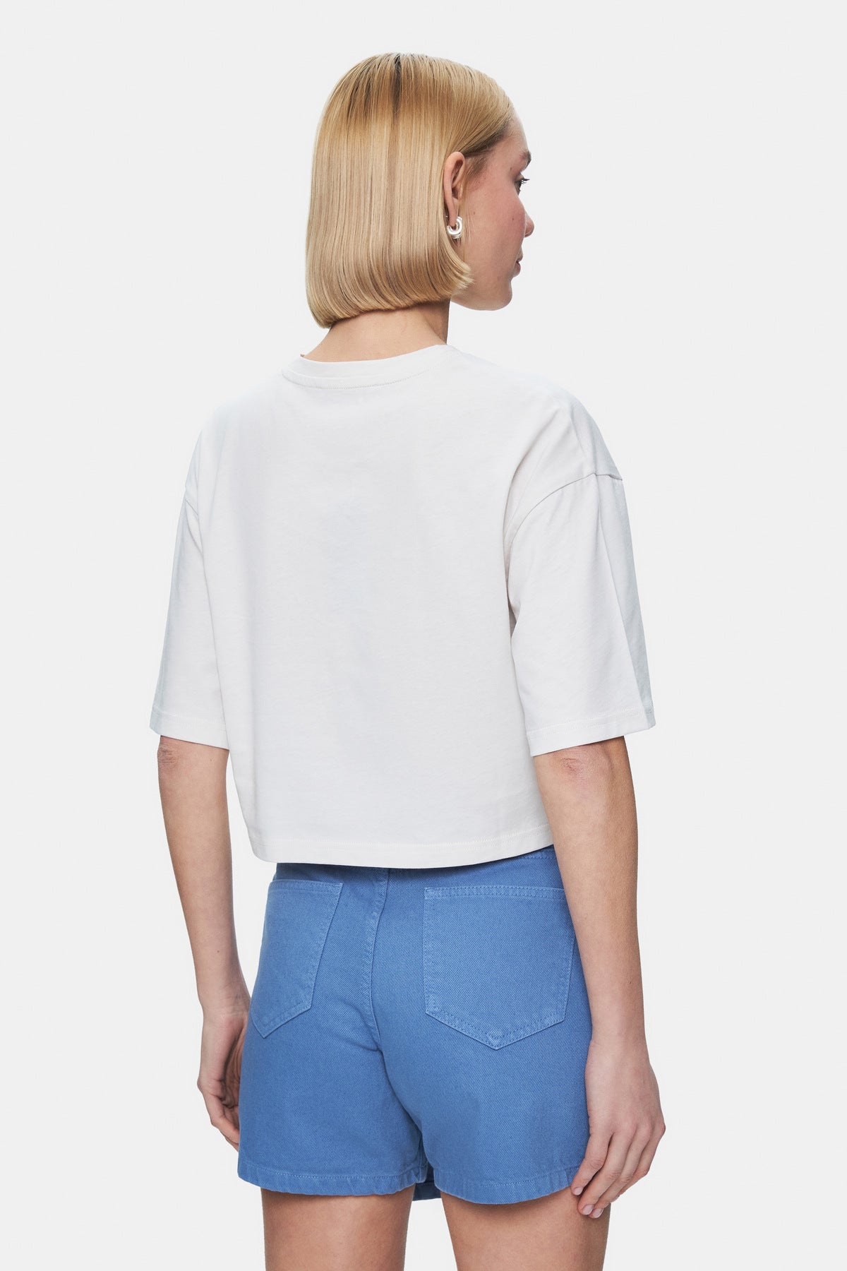 UCLA Pantaloni scurti cu snur si banda elastica in talie, buzunare laterale si imprimeu cu logo discret, MEDIUM WASH, LINDA