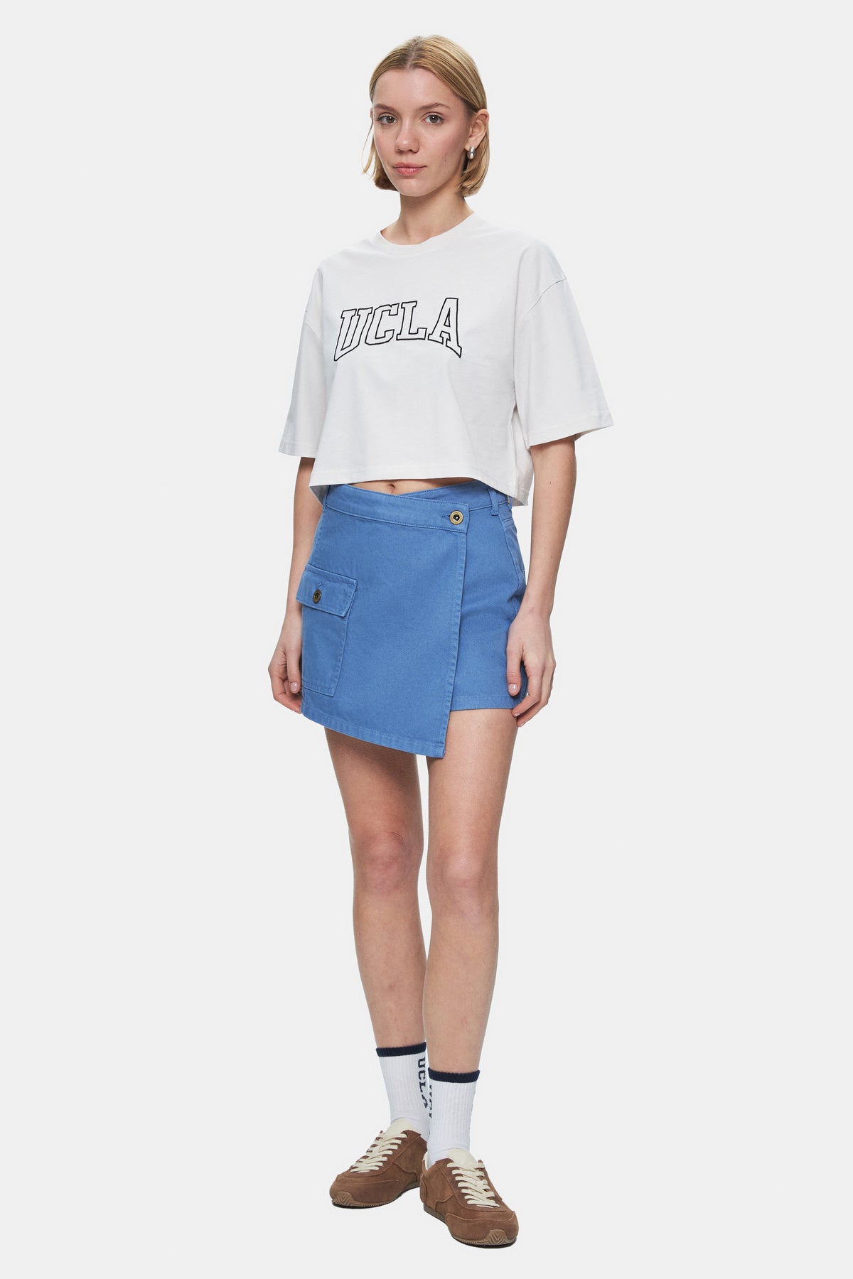 UCLA Pantaloni scurti cu snur si banda elastica in talie, buzunare laterale si imprimeu cu logo discret, MEDIUM WASH, LINDA