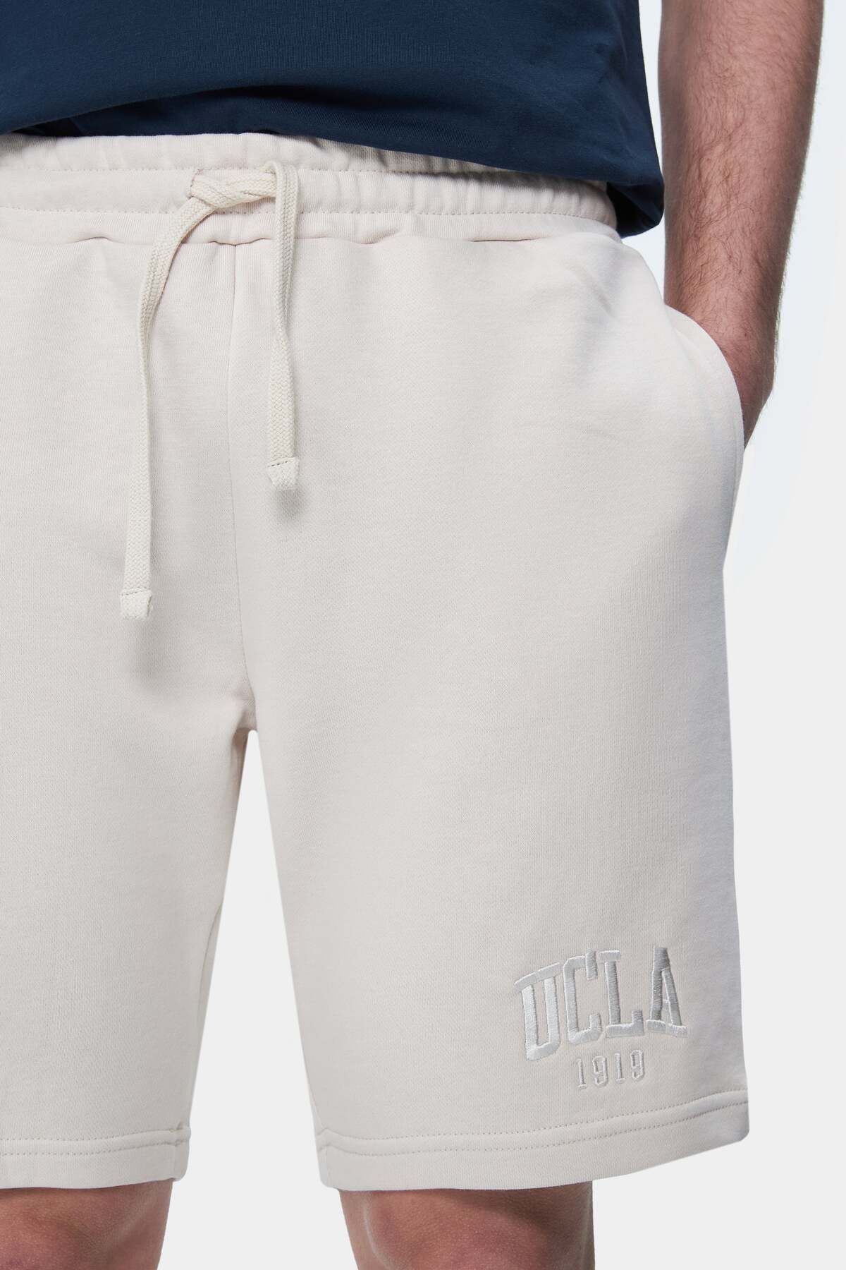 UCLA Pantaloni scurti cu snur si banda elastica in talie, buzunare laterale si imprimeu cu logo discret, Alb, JARVIS
