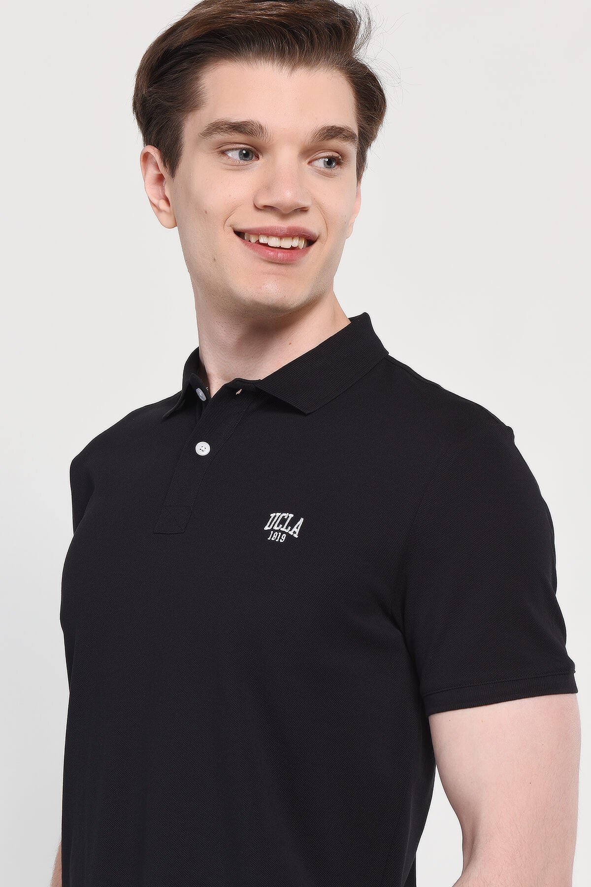 UCLA Tricou cu guler si nasturi, regular fit, logo brodat discret, Negru, LAKES