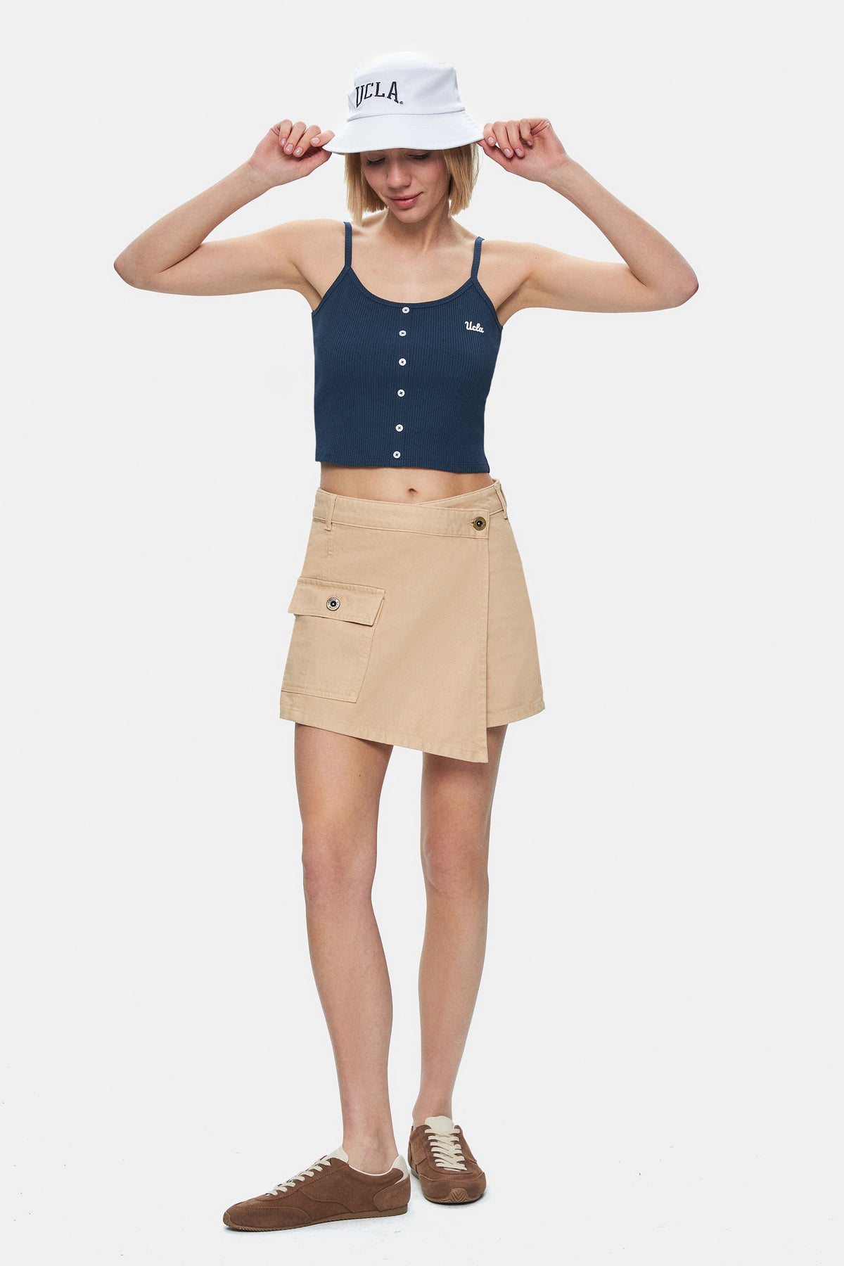 UCLA Pantaloni scurti cu snur si banda elastica in talie, buzunare laterale si imprimeu cu logo discret, Maro, LINDA