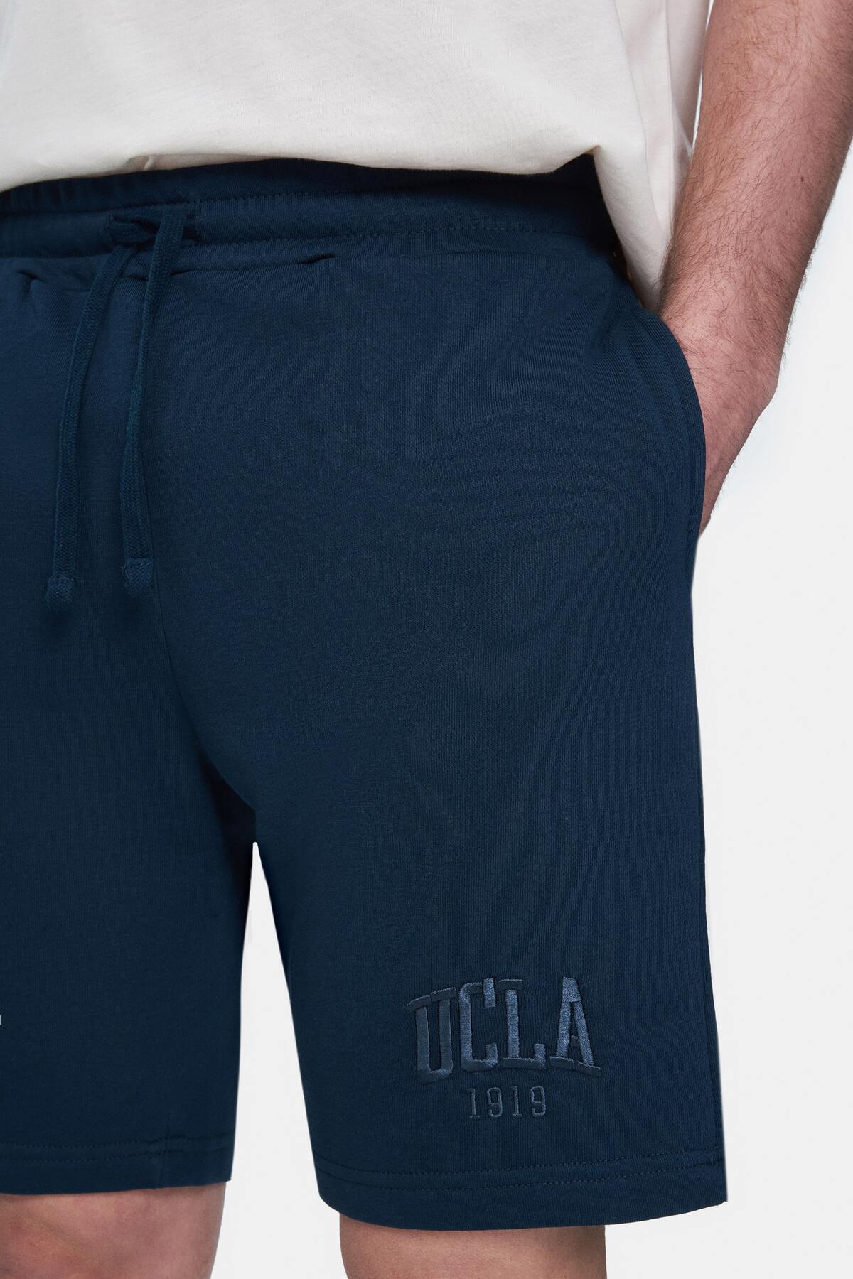 UCLA Pantaloni scurti cu snur si banda elastica in talie, buzunare laterale si imprimeu cu logo discret, Bleumarin, JARVIS