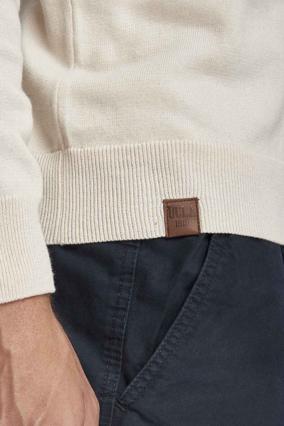UCLA Pulover tip tricot, cu logo brodat, decolteu la baza gatului, Alb, FRED