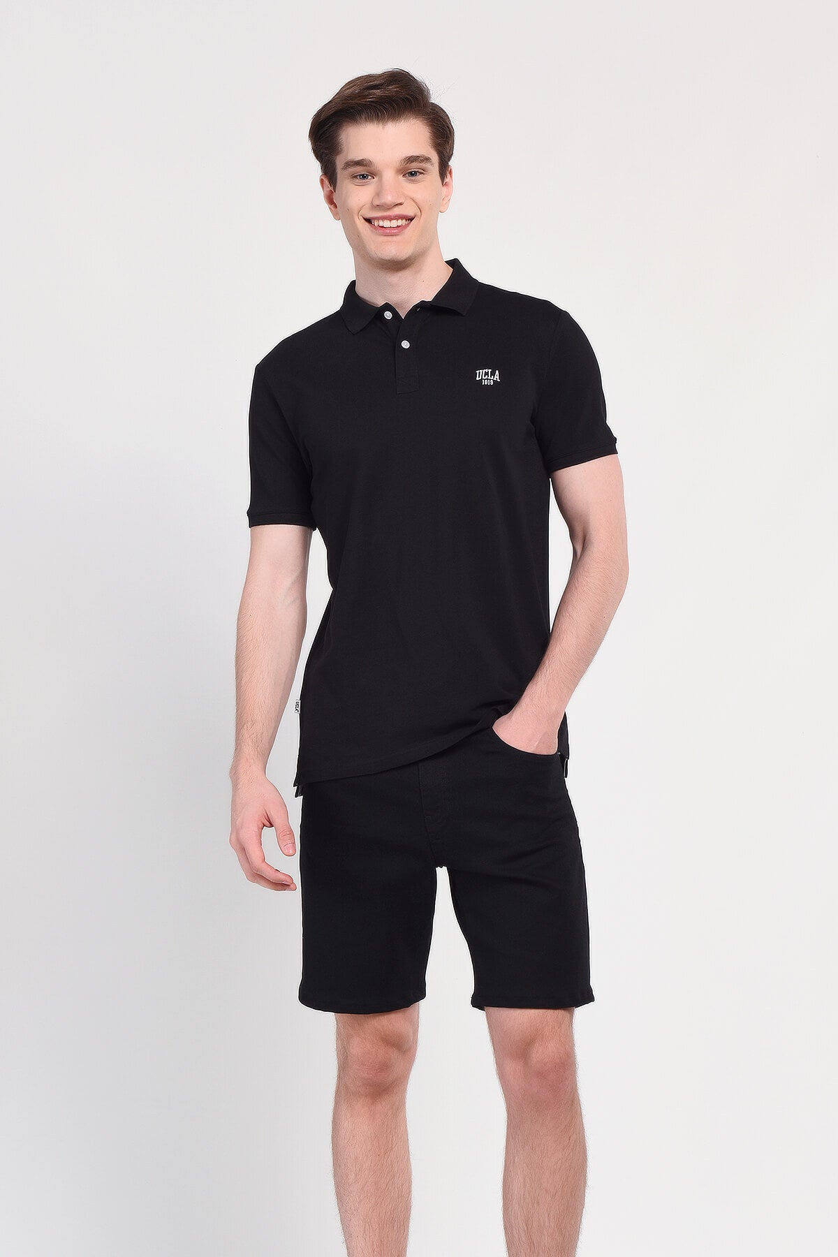 UCLA Tricou cu guler si nasturi, regular fit, logo brodat discret, Negru, LAKES