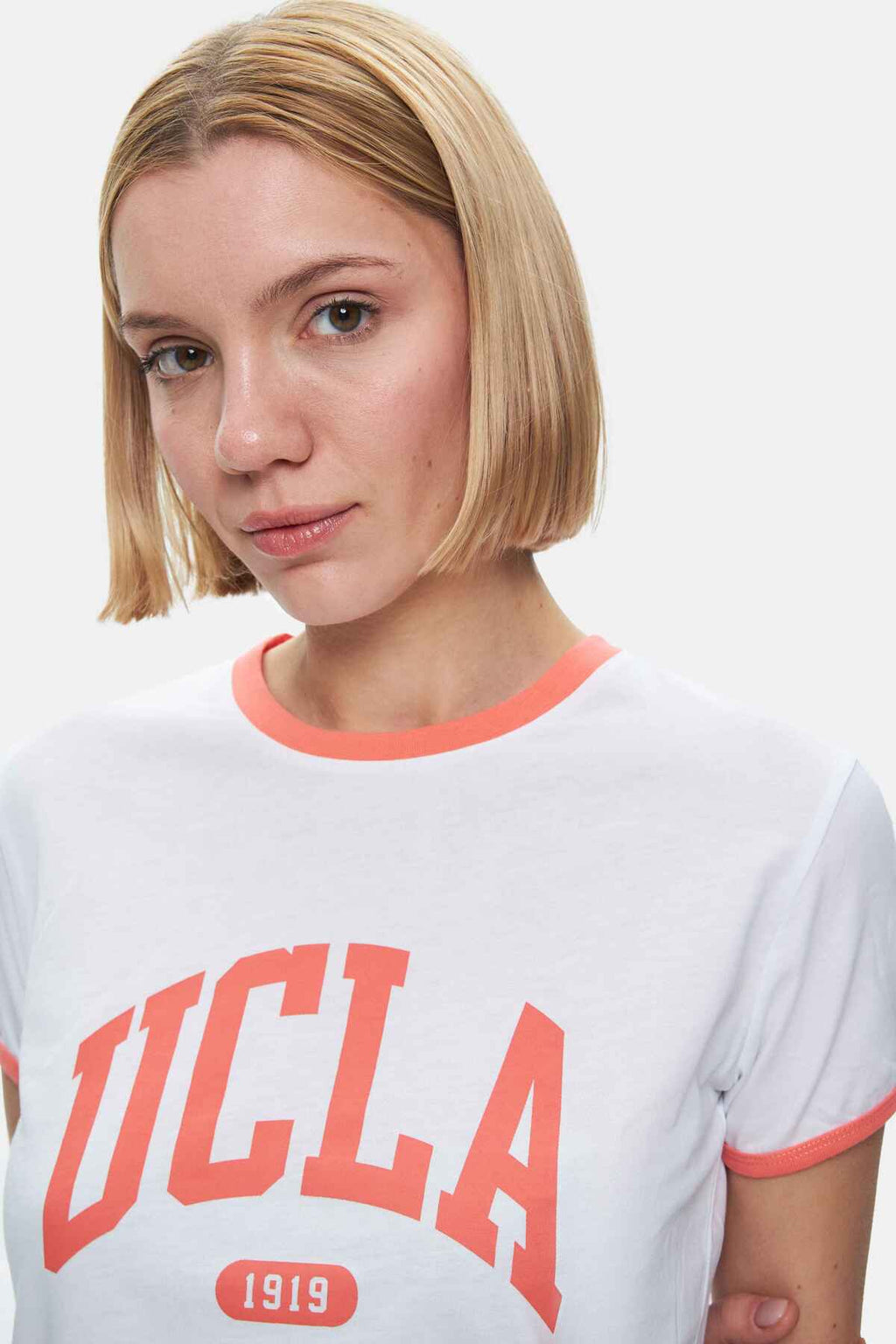 UCLA Tricou cu decolteu la baza gatului, imprimeu cu logo, regular fit, Alb, SAVANNAH