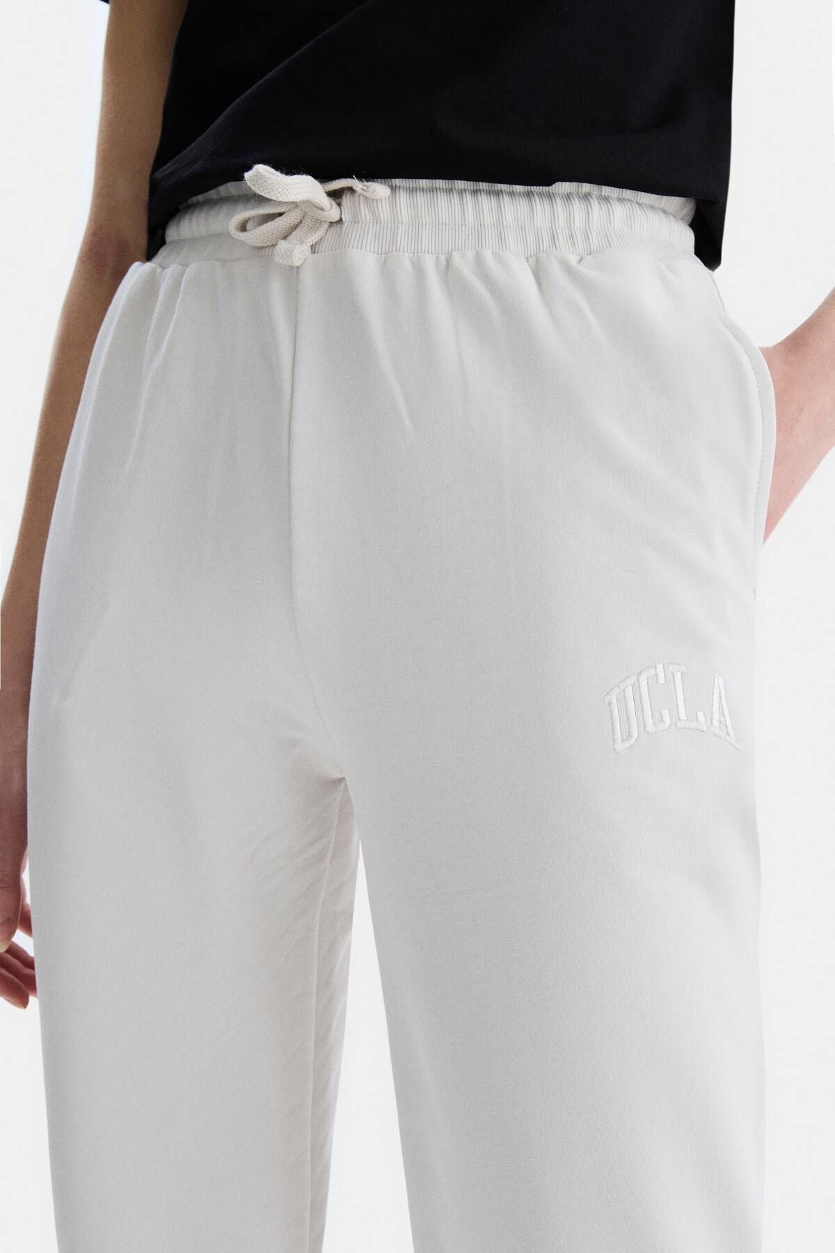 UCLA Pantaloni de trening cu elastic si snur in talie, manseta elastica si logo discret, Alb, JEZEBEL