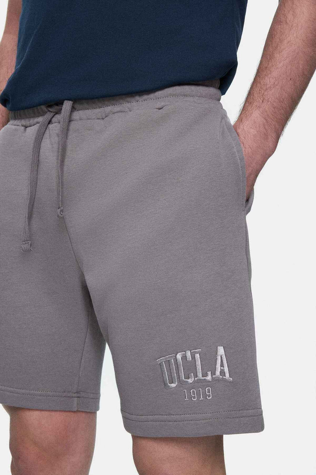 UCLA Pantaloni scurti cu snur si banda elastica in talie, buzunare laterale si imprimeu cu logo discret, Gri, JARVIS