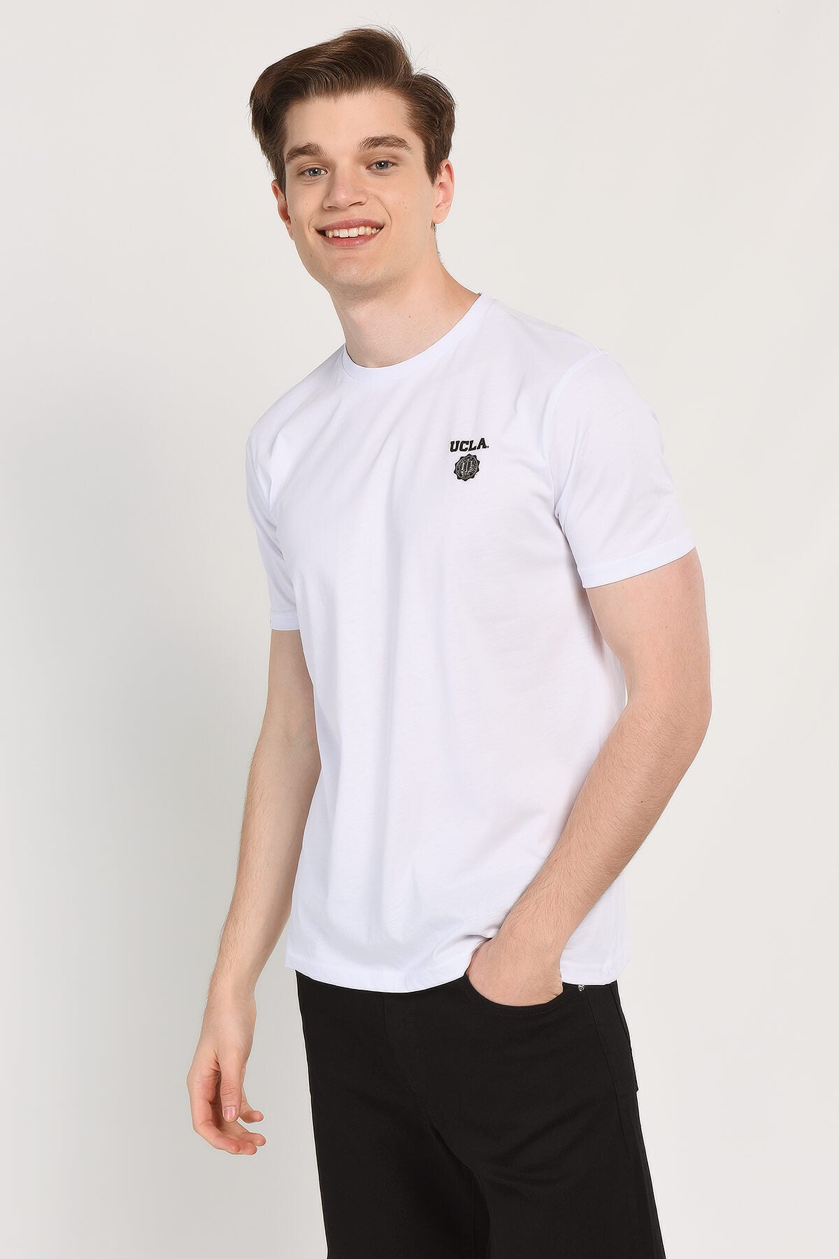 UCLA Tricou cu decolteu la baza gatului, imprimeu cu logo, regular fit, Alb, BASS