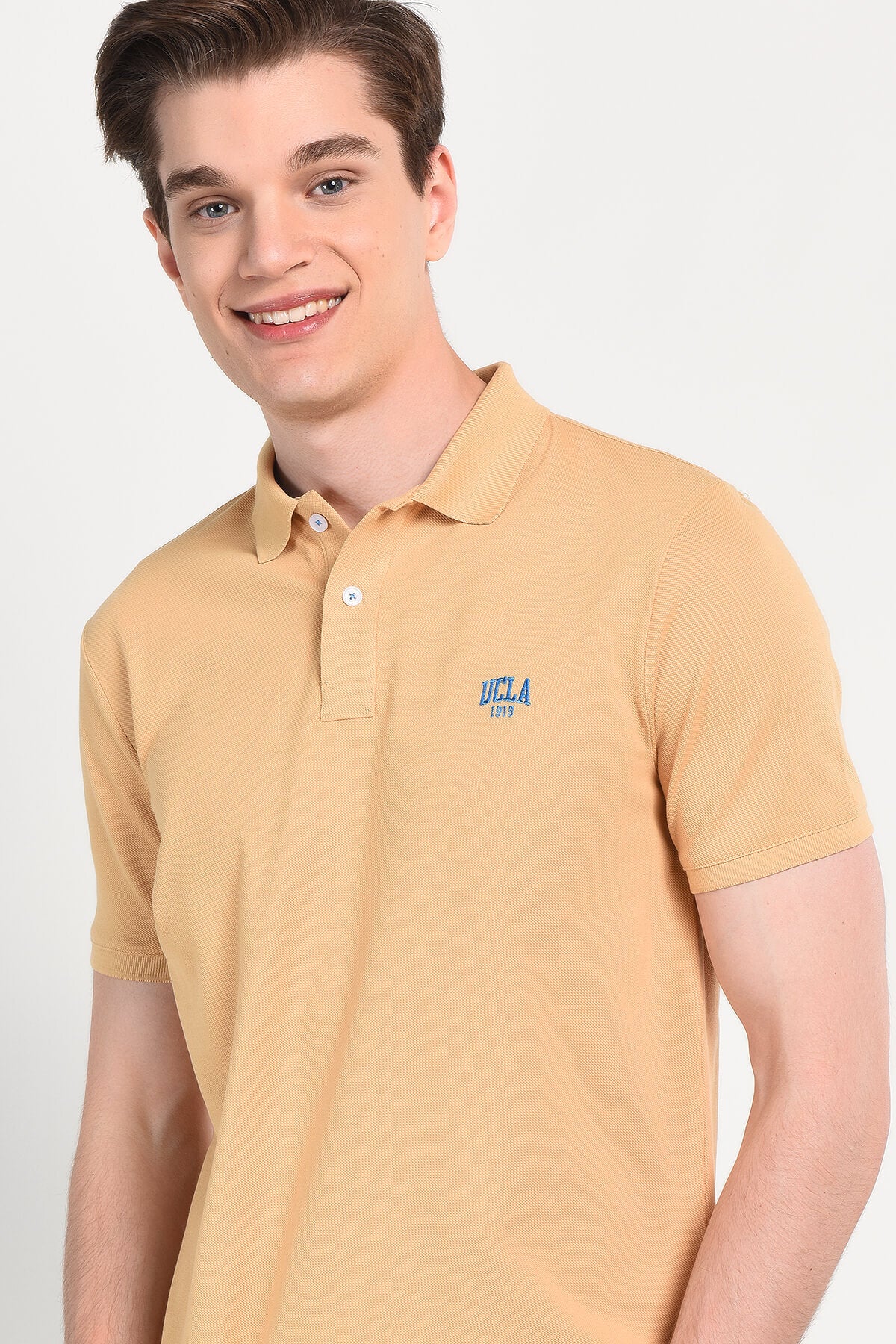 UCLA Tricou cu guler si nasturi, regular fit, logo brodat discret, PARCHMENT, LAKES