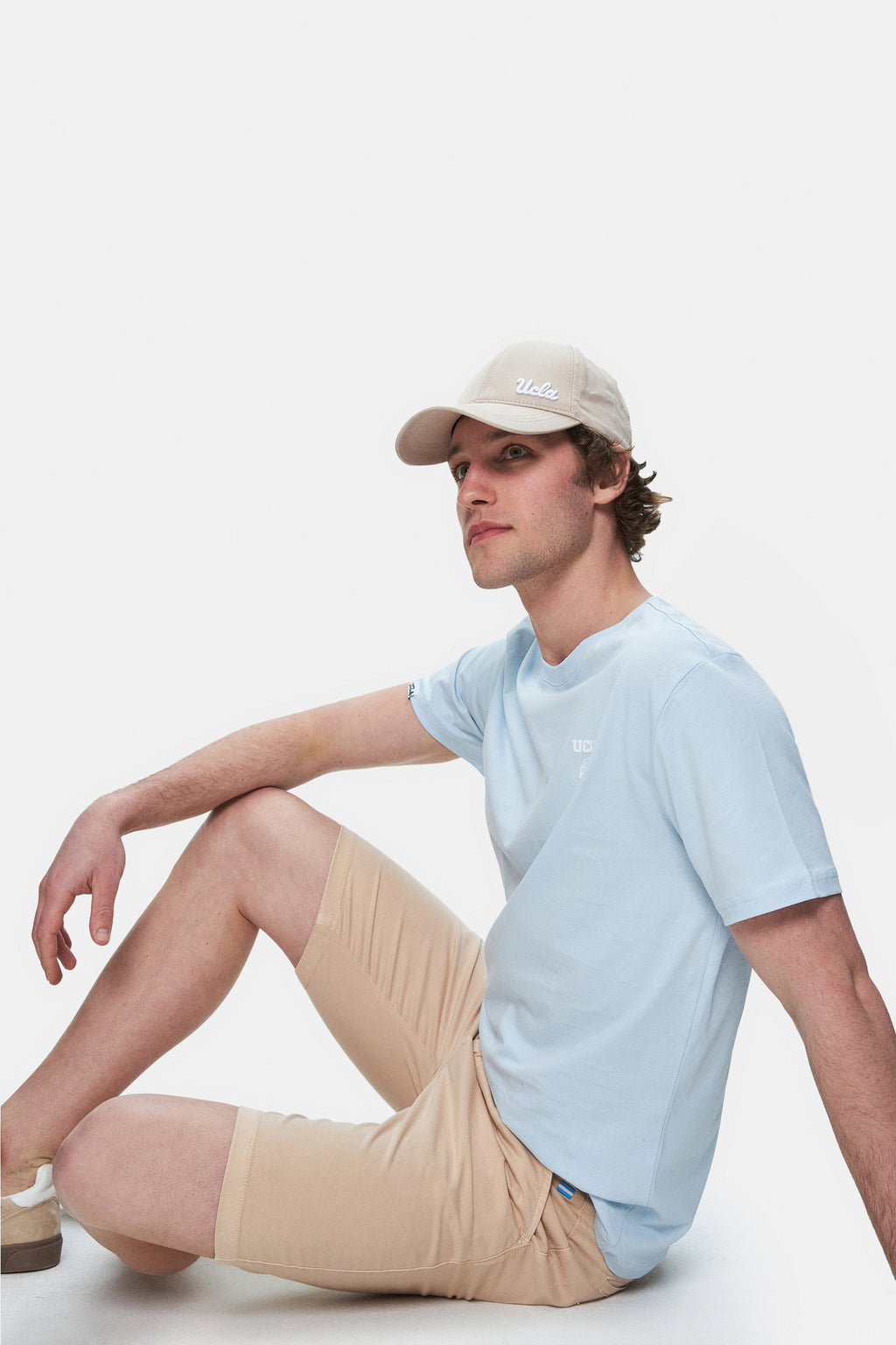 UCLA Pantaloni scurti cu snur si banda elastica in talie, buzunare laterale si imprimeu cu logo discret, Maro, VALOR