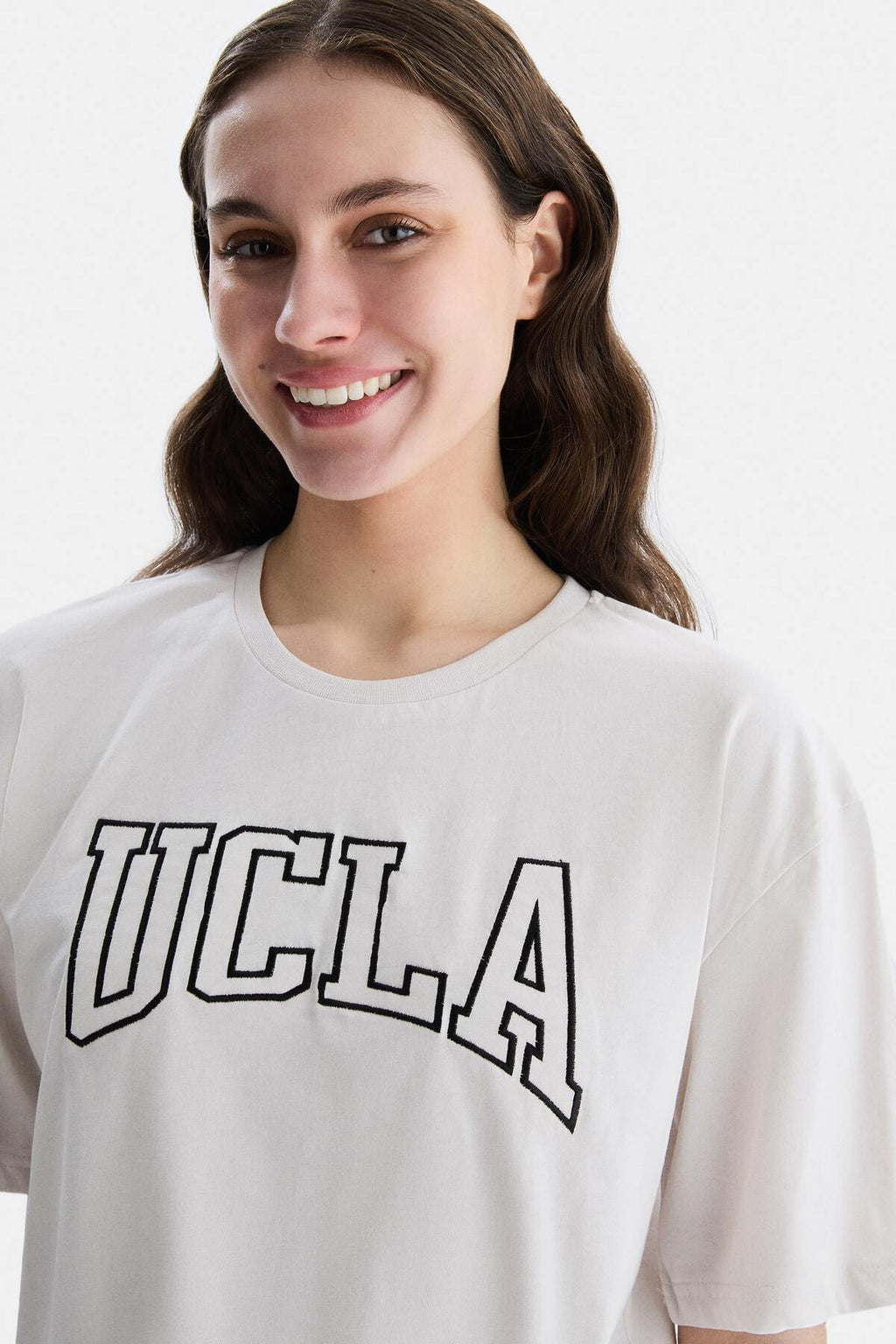 UCLA Tricou cu decolteu la baza gatului, imprimeu cu logo, regular fit, Alb, HELENA