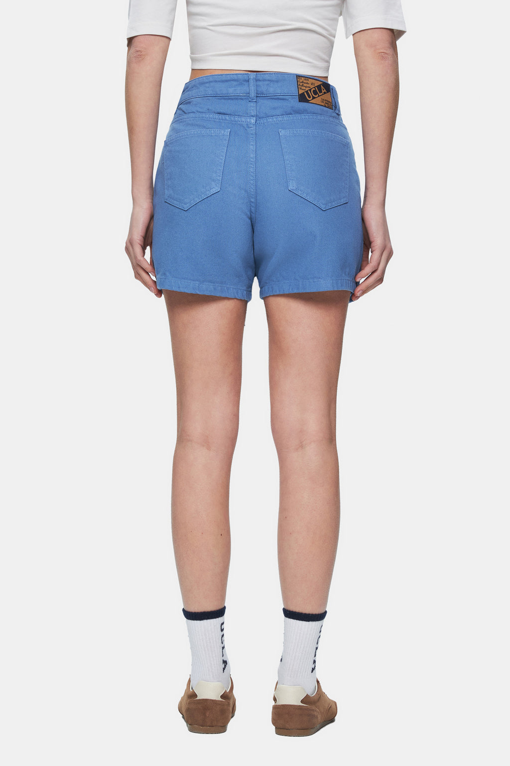 UCLA Pantaloni scurti cu snur si banda elastica in talie, buzunare laterale si imprimeu cu logo discret, MEDIUM WASH, LINDA
