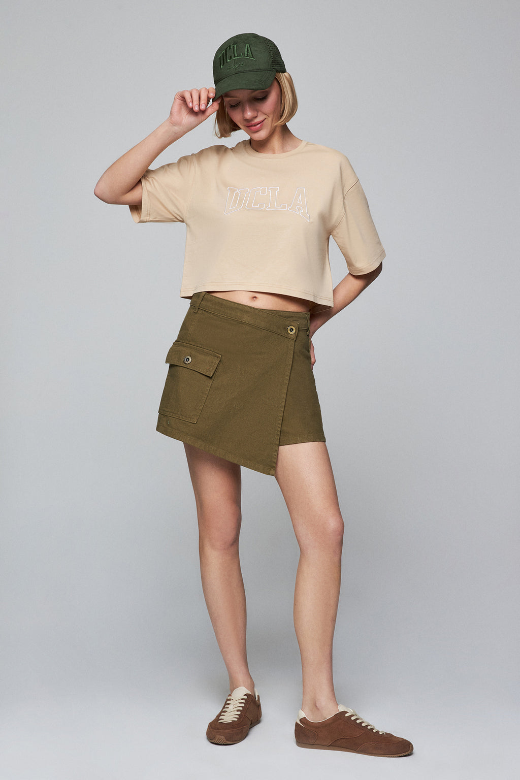 UCLA Pantaloni scurti cu snur si banda elastica in talie, buzunare laterale si imprimeu cu logo discret, Kaki, LINDA