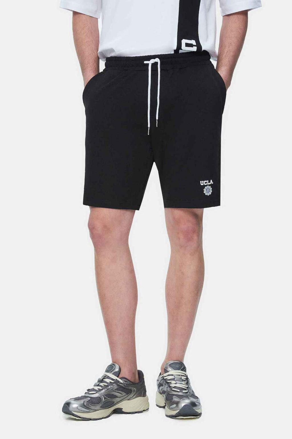UCLA Pantaloni scurti cu snur si banda elastica in talie, buzunare laterale si imprimeu cu logo discret, Negru, FOWLER