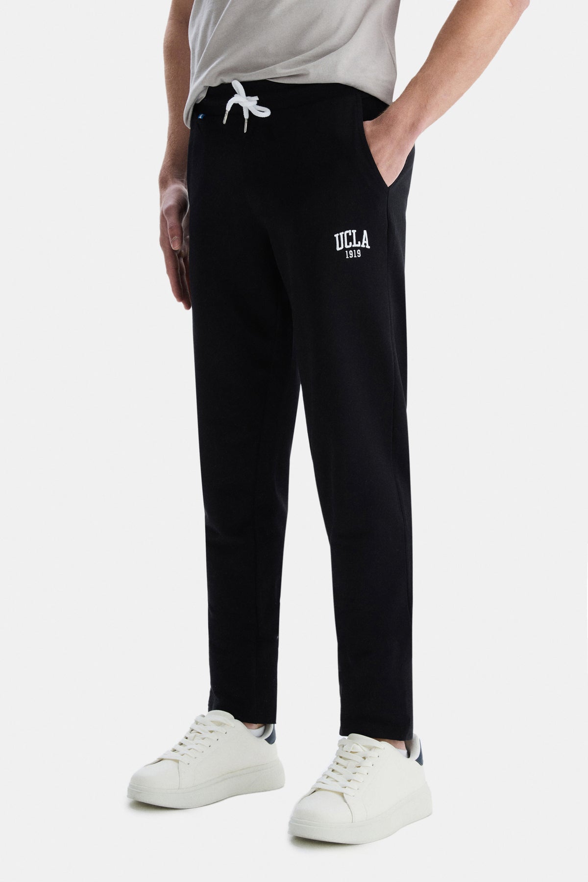 UCLA Pantaloni de trening cu elastic si snur in talie, fara manseta si logo discret, Negru, CONNOR