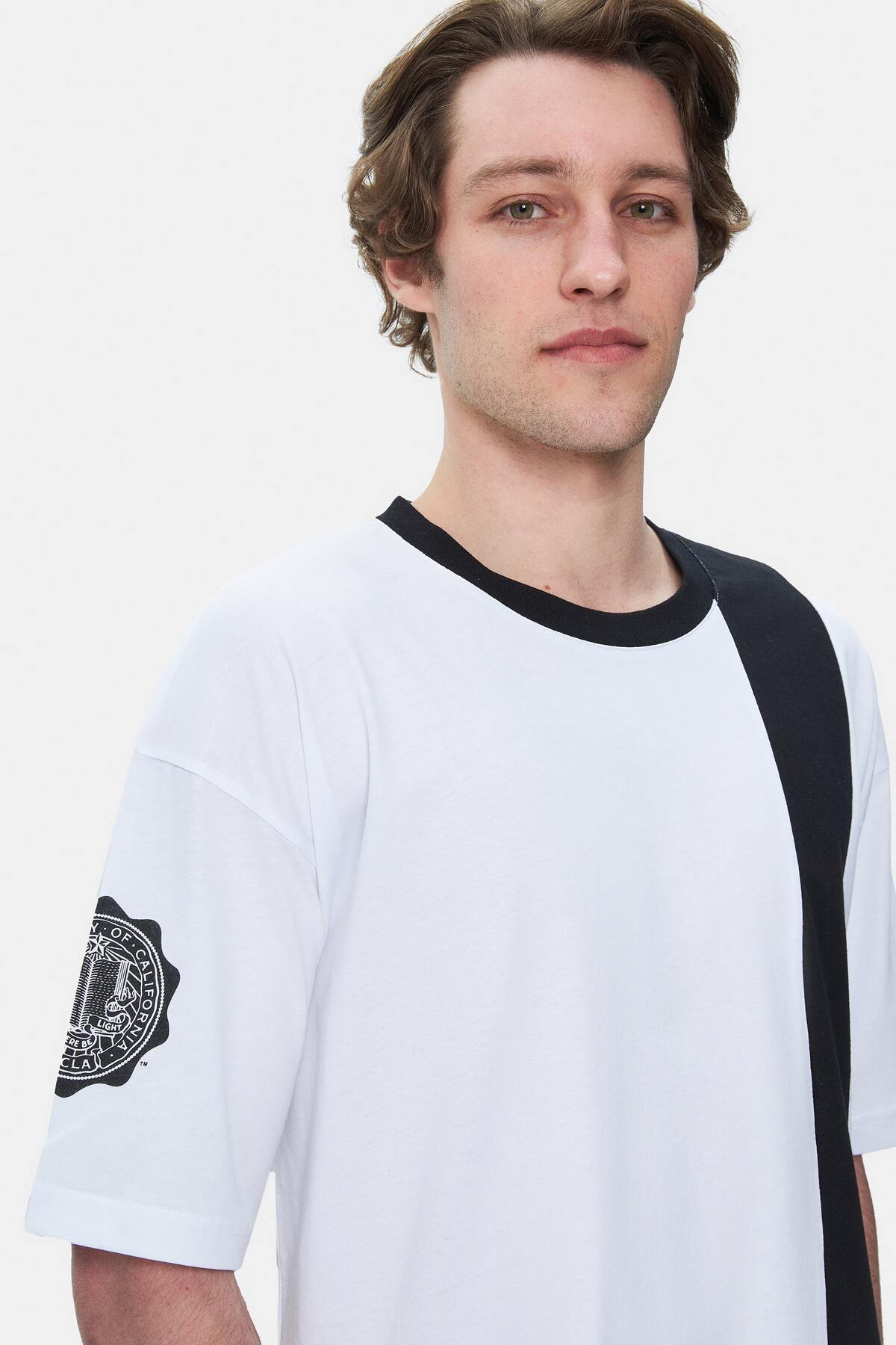UCLA Tricou cu decolteu la baza gatului, imprimeu cu logo, regular fit, Alb, KEITH