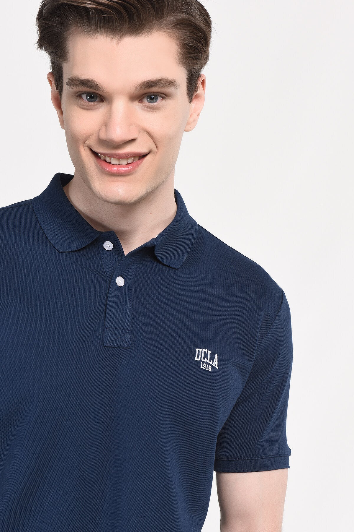 UCLA Tricou cu guler si nasturi, regular fit, logo brodat discret, Bleumarin, LAKES