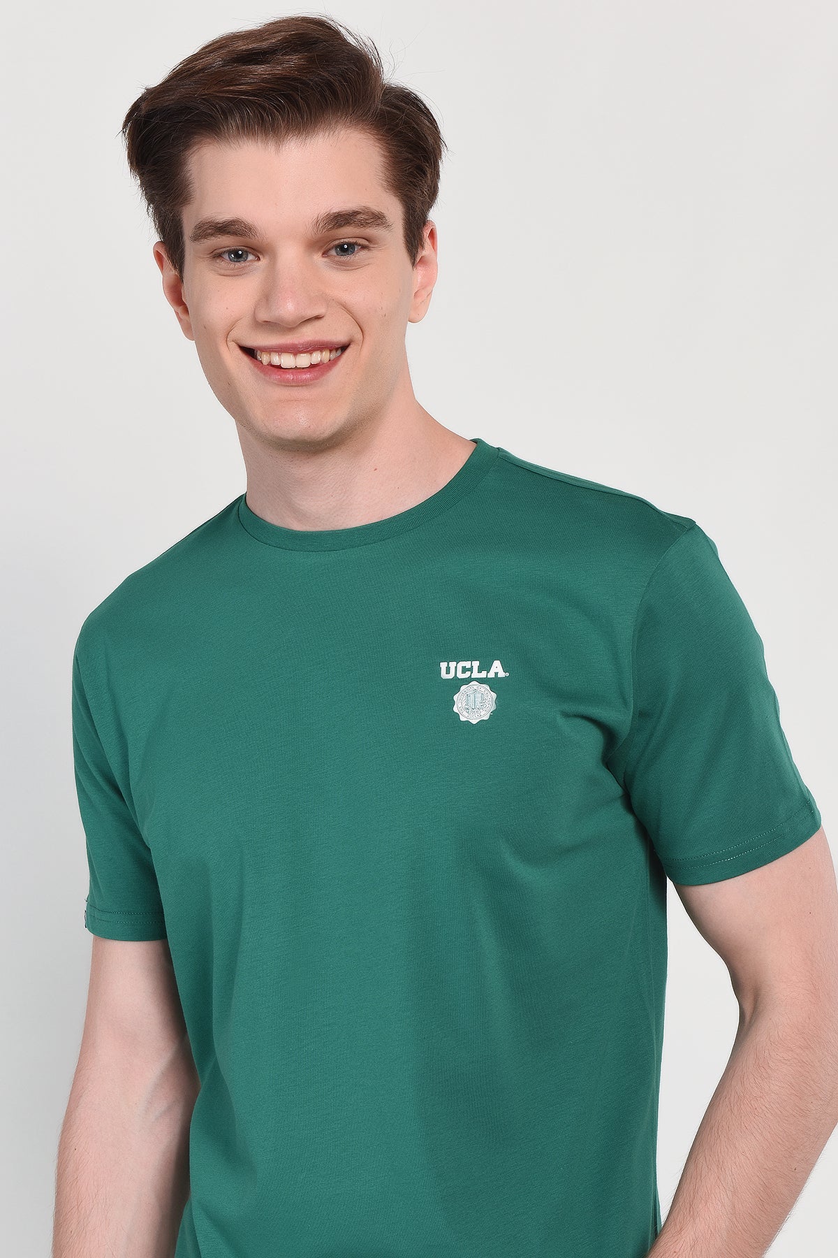 UCLA Tricou cu decolteu la baza gatului, imprimeu cu logo, regular fit, Verde, BASS