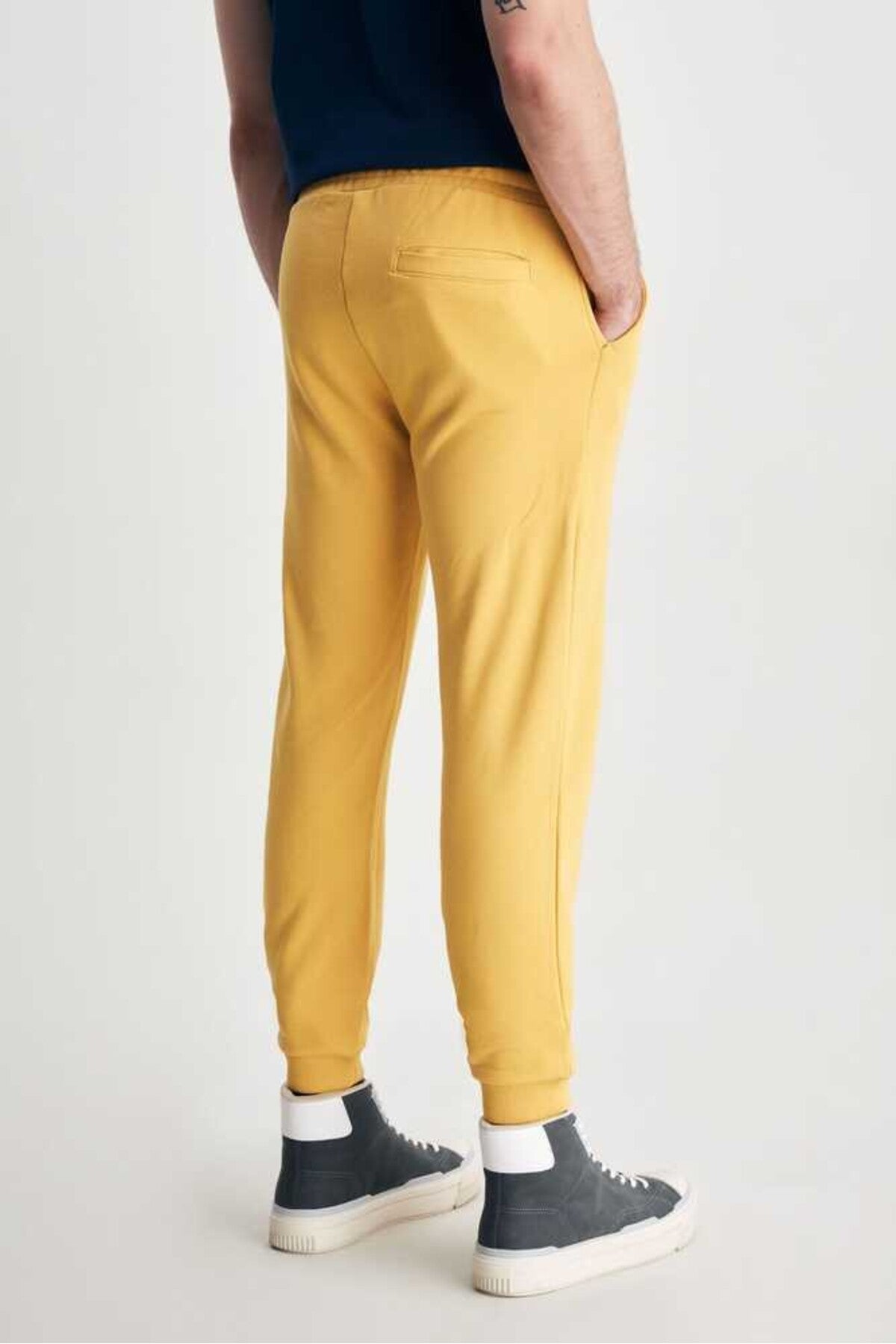 UCLA Pantaloni de trening cu elastic si snur in talie, manseta elastica si logo discret, Galben, LUSKIN