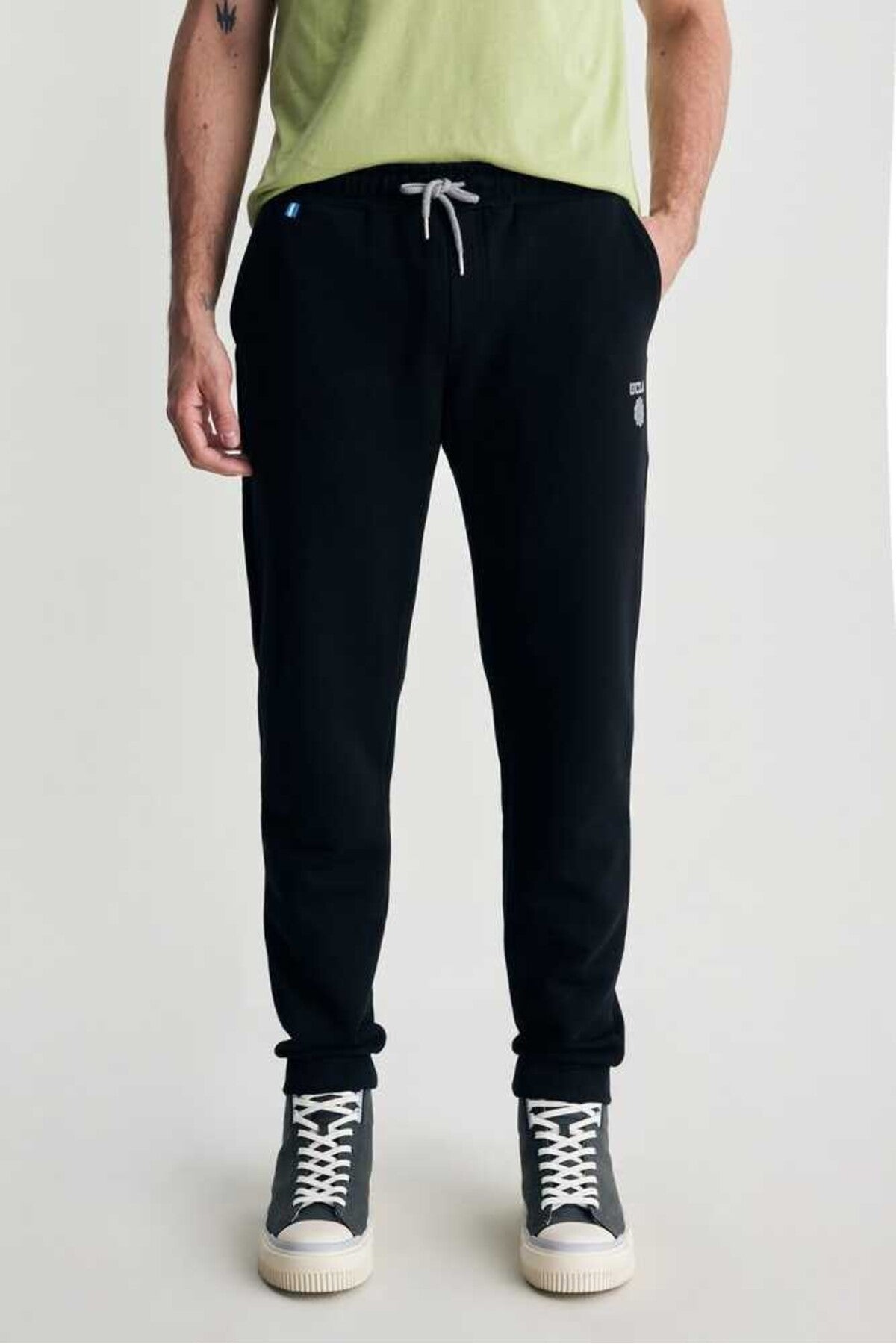 UCLA Pantaloni de trening cu elastic si snur in talie, manseta elastica si logo discret, Negru, LUSKIN