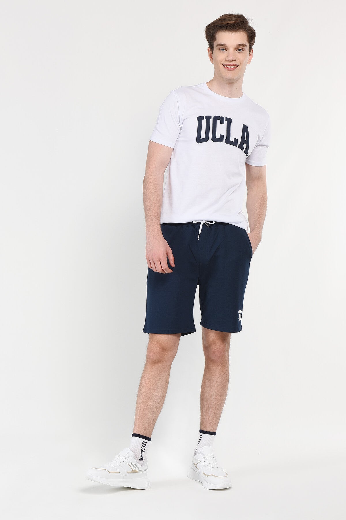 UCLA Pantaloni scurti cu snur si banda elastica in talie, buzunare laterale si imprimeu cu logo discret, Bleumarin, FOWLER