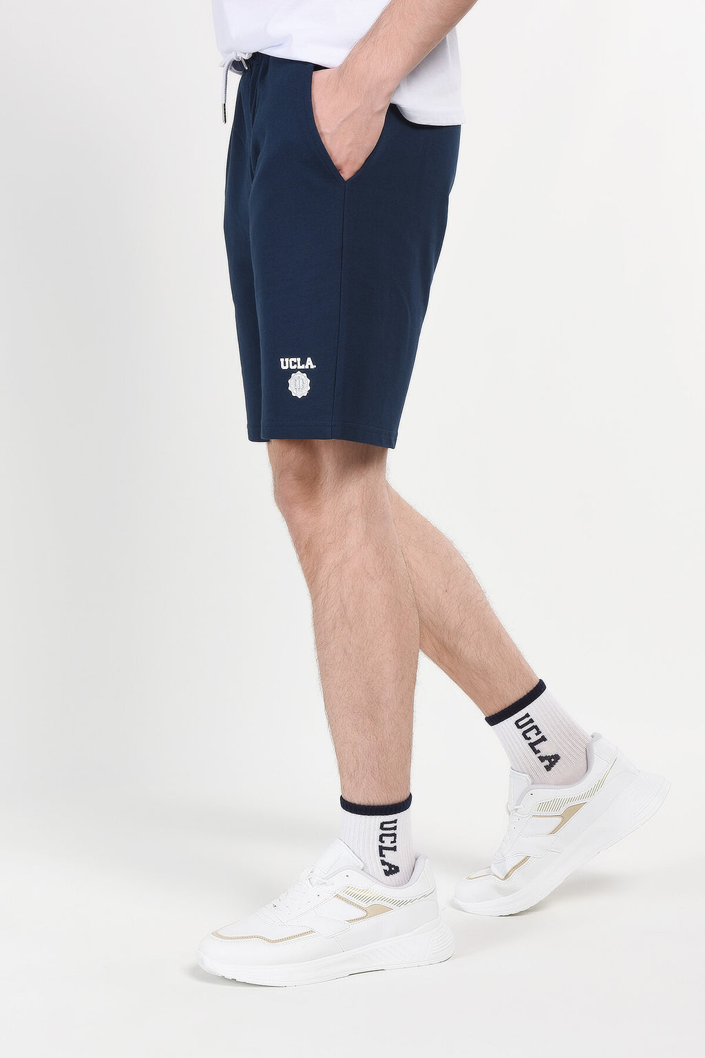 UCLA Pantaloni scurti cu snur si banda elastica in talie, buzunare laterale si imprimeu cu logo discret, Bleumarin, FOWLER