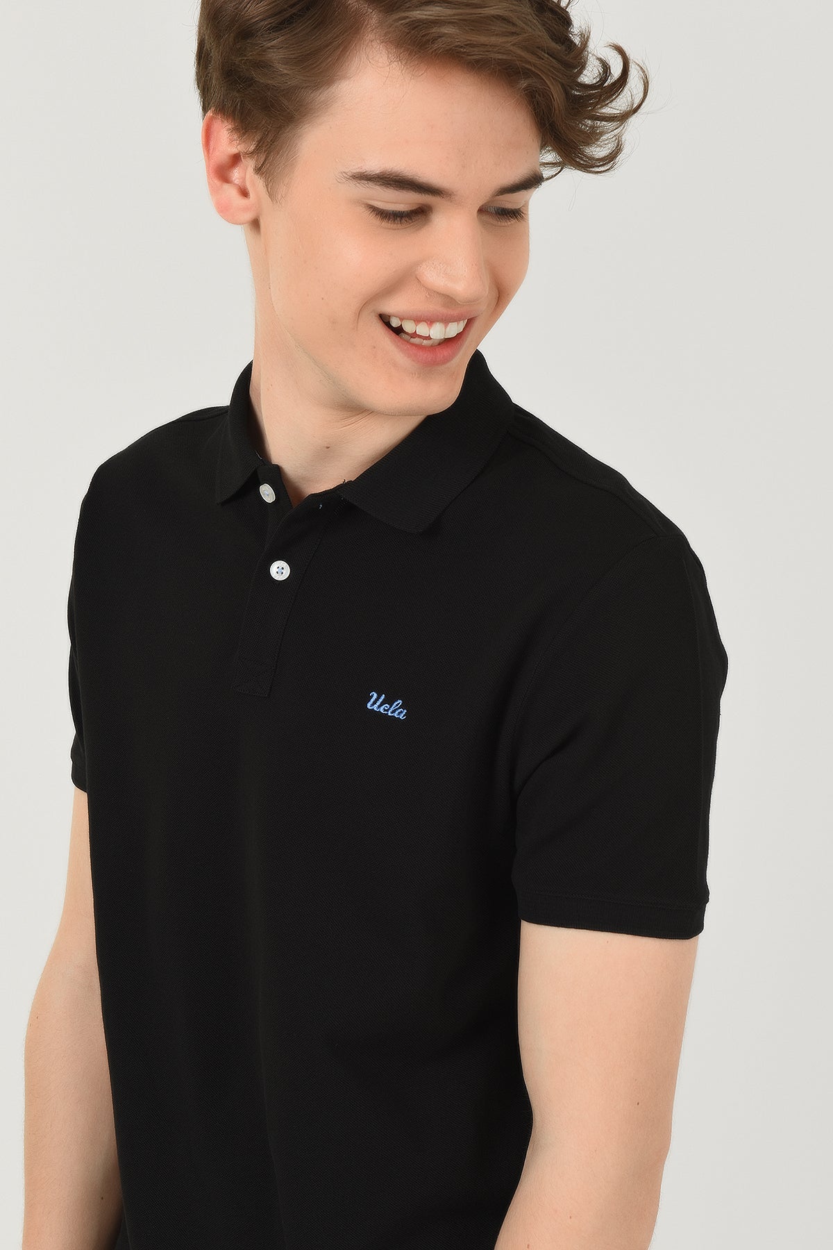 UCLA Tricou cu guler si nasturi, regular fit, logo brodat discret, Negru, LAKE
