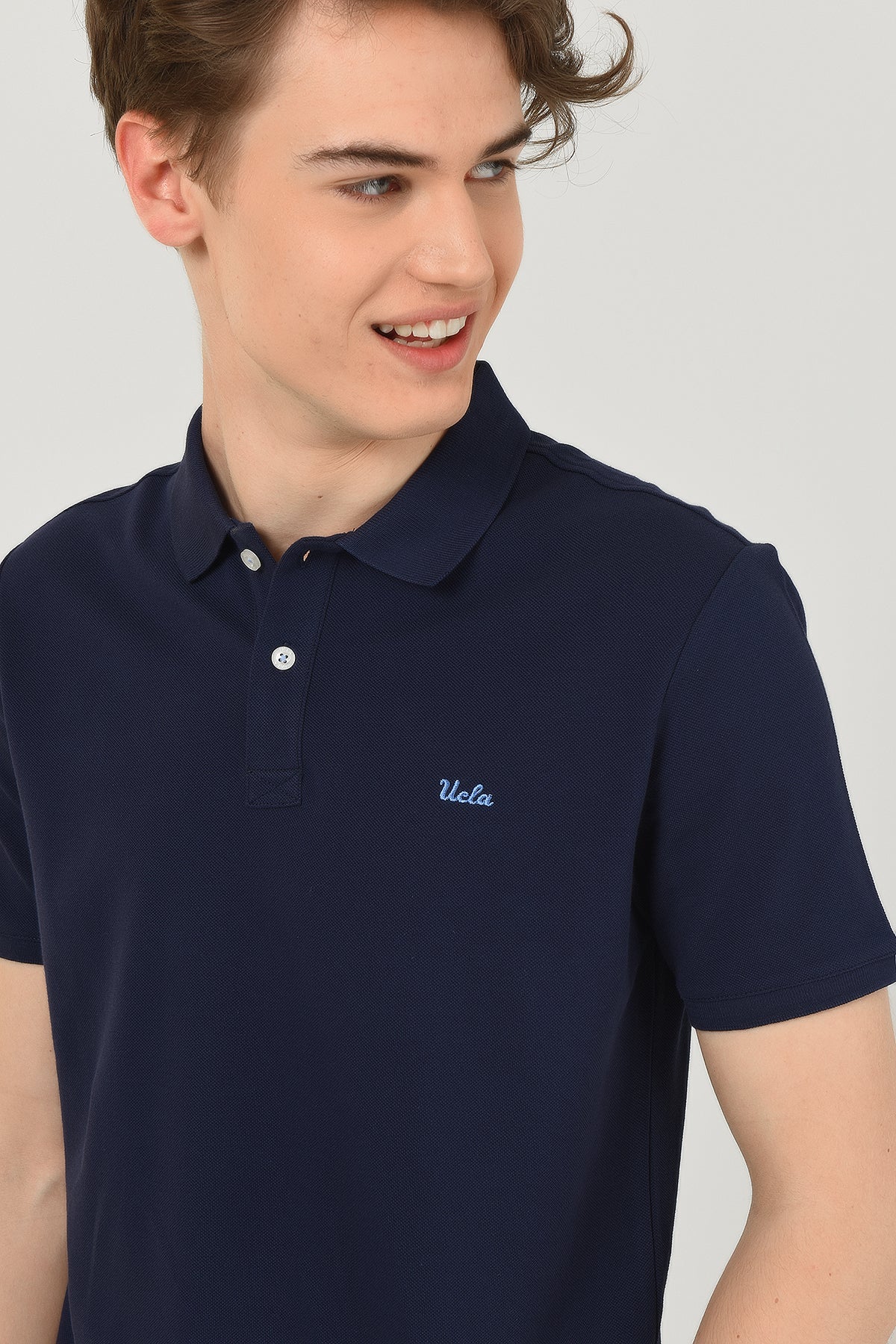 UCLA Tricou cu guler si nasturi, regular fit, logo brodat discret, Bleumarin, LAKE