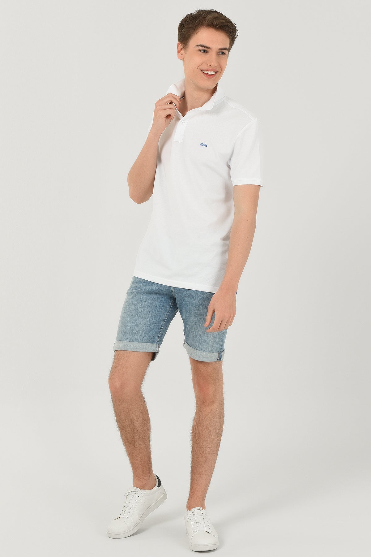 UCLA Tricou cu guler si nasturi, regular fit, logo brodat discret, Alb, LAKE