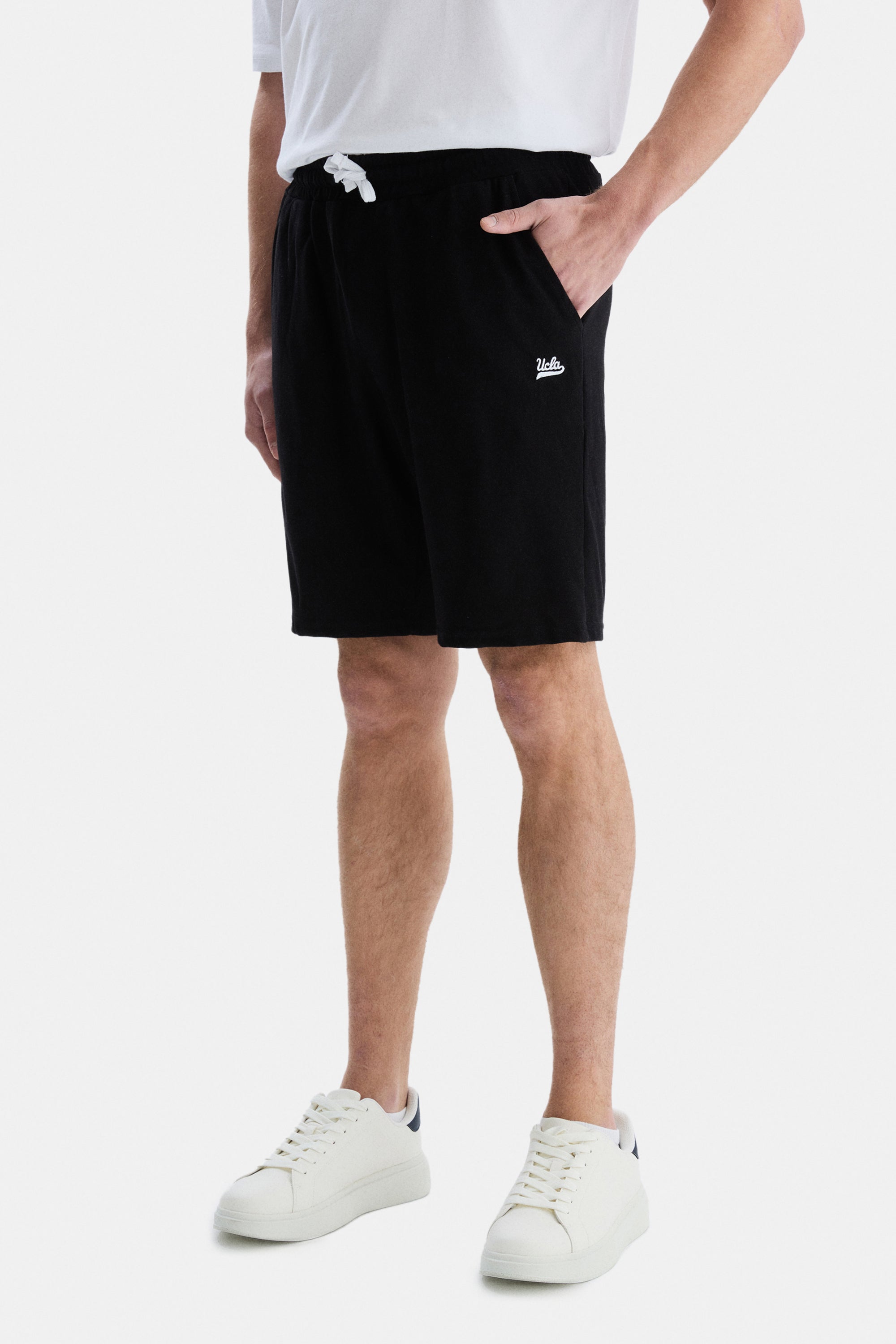 UCLA Pantaloni scurti cu snur si banda elastica in talie, buzunare laterale si imprimeu cu logo discret, Negru, CLARION