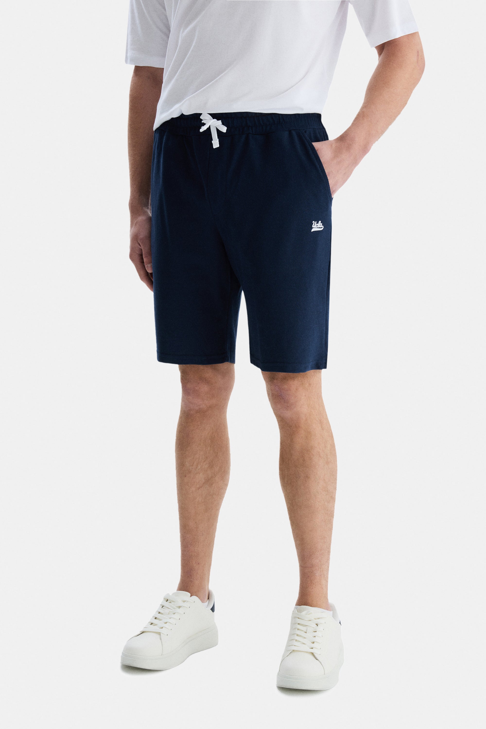 UCLA Pantaloni scurti cu snur si banda elastica in talie, buzunare laterale si imprimeu cu logo discret, Bleumarin, CLARION