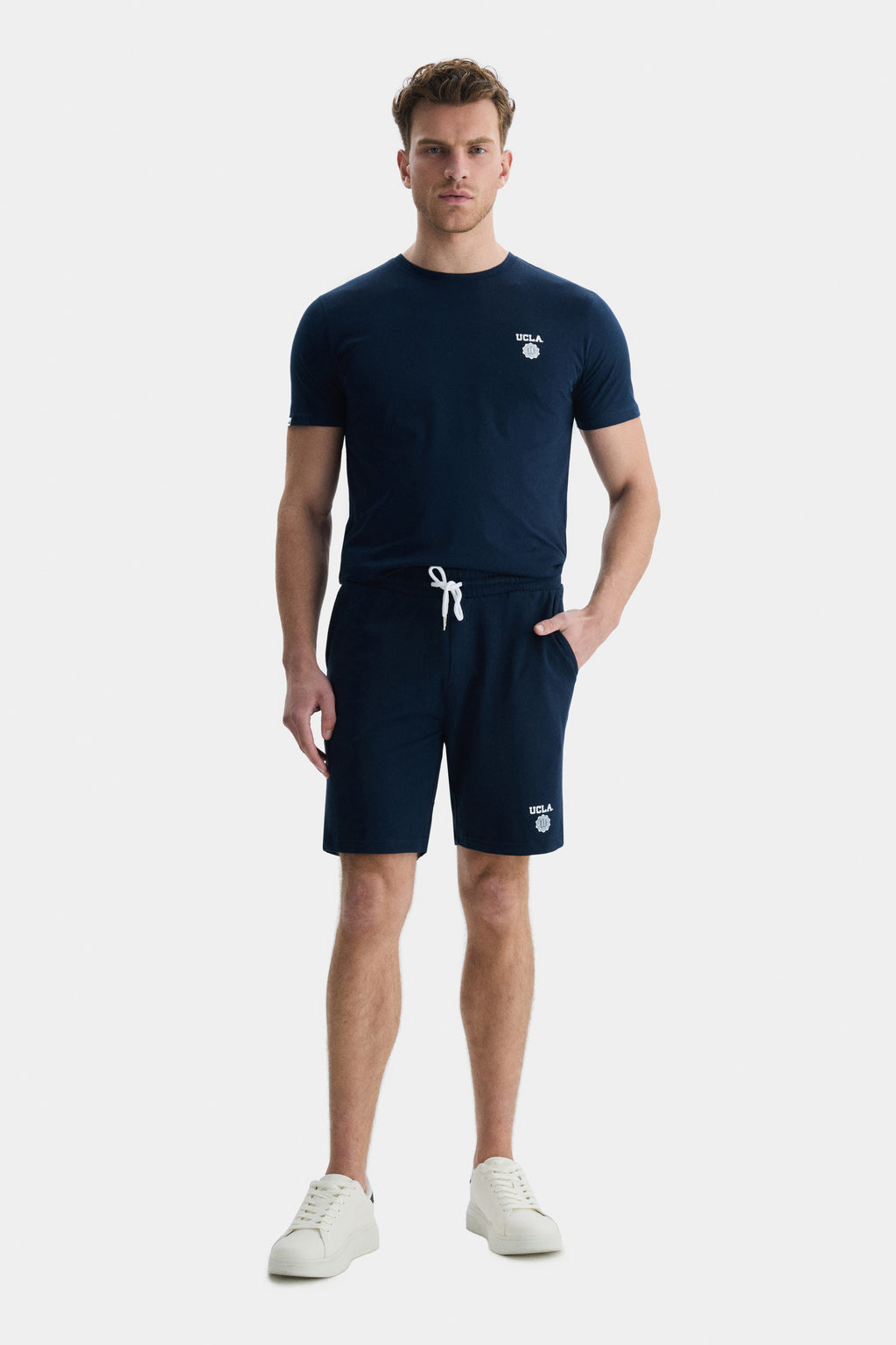 UCLA Pantaloni scurti cu snur si banda elastica in talie, buzunare laterale si imprimeu cu logo discret, Bleumarin, FOWLER