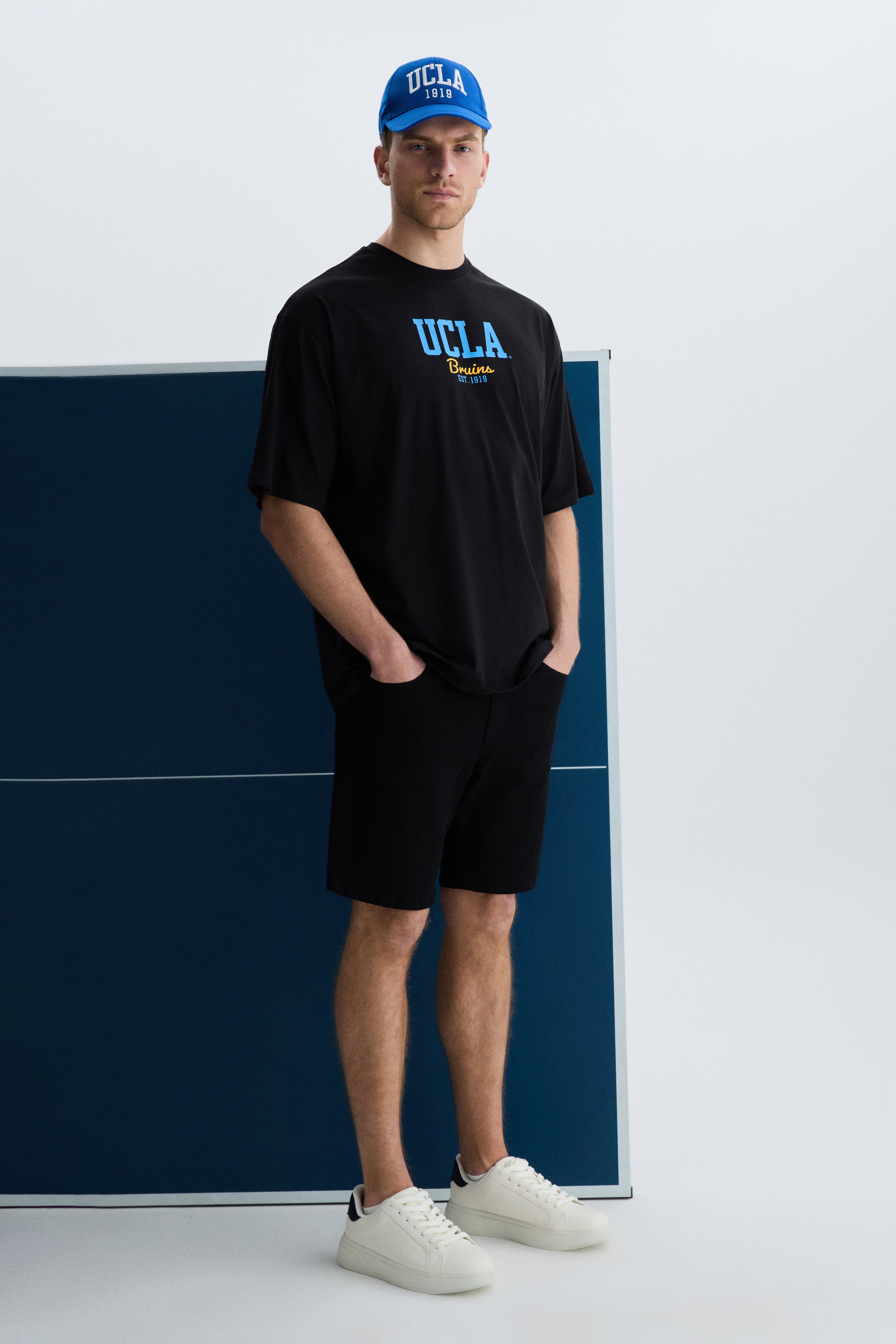 UCLA Tricou cu decolteu la baza gatului, imprimeu cu logo, regular fit, Negru, HUNTER