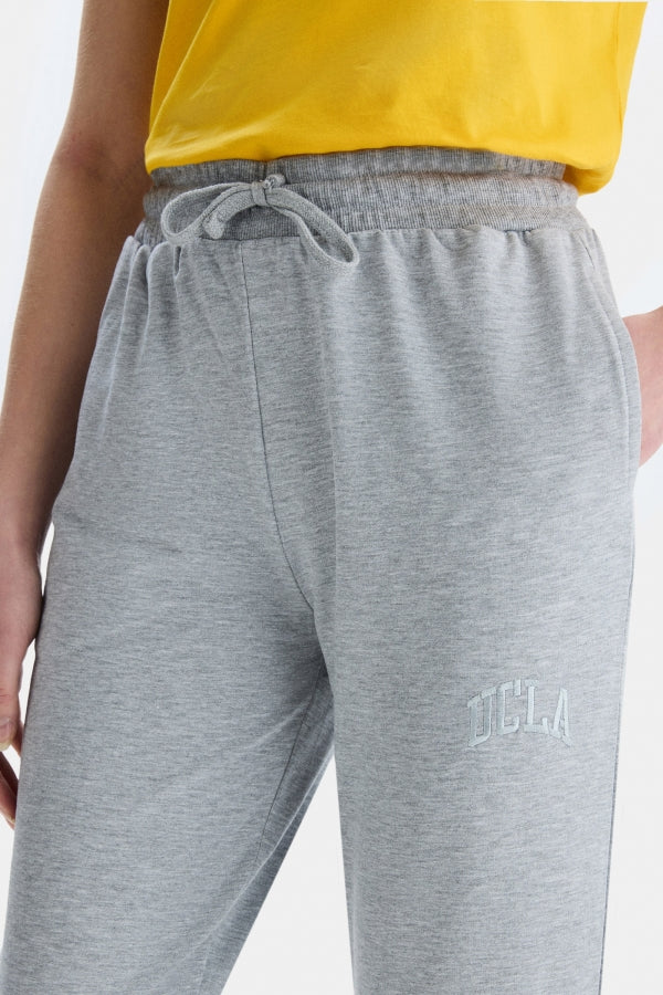 UCLA Pantaloni de trening cu elastic si snur in talie, manseta elastica si logo discret, Gri, JEZEBEL