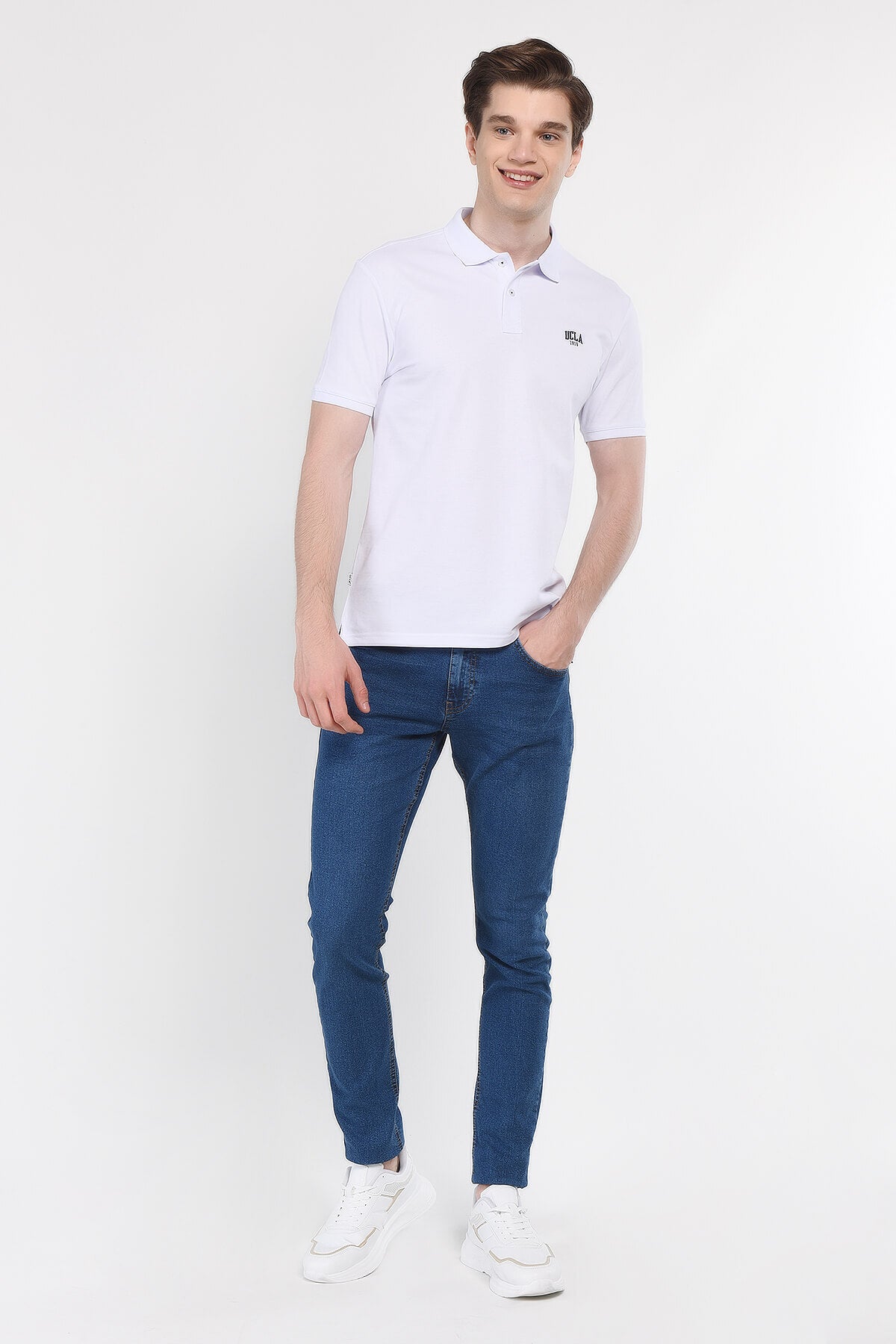 UCLA Tricou cu guler si nasturi, regular fit, logo brodat discret, Alb, LAKES