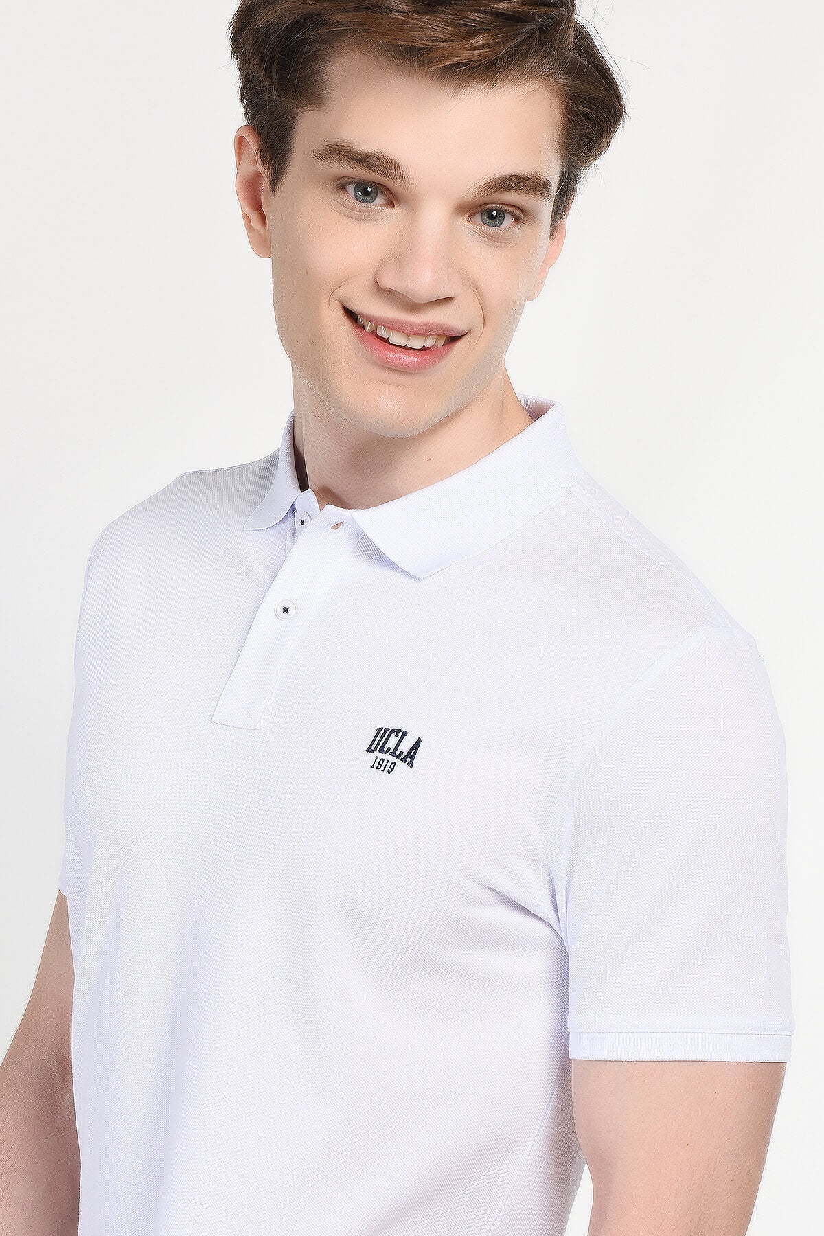 UCLA Tricou cu guler si nasturi, regular fit, logo brodat discret, Alb, LAKES