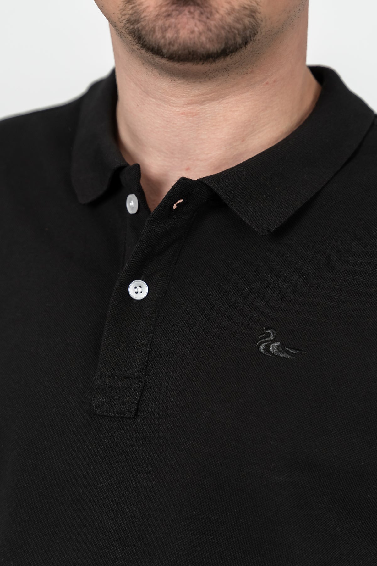 UCLA Tricou cu guler si nasturi, regular fit, logo brodat discret, Negru, LAKES