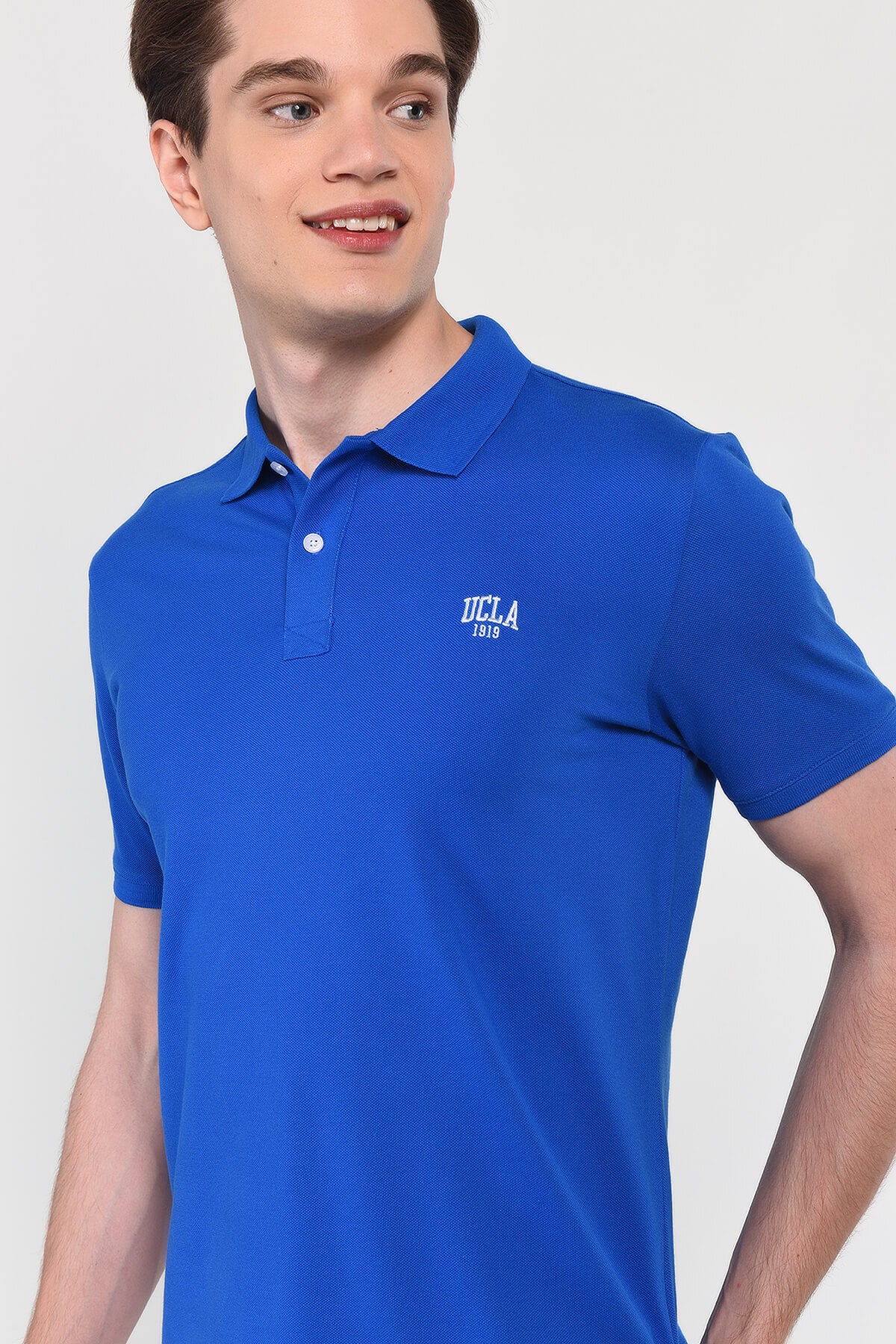 UCLA Tricou cu guler si nasturi, regular fit, logo brodat discret, Albastru, LAKES